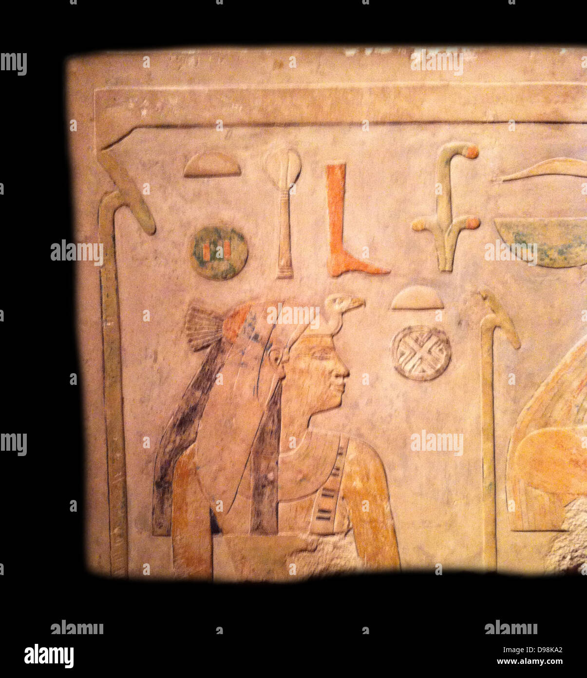 Wiederverwendet Kalkstein Entlastung von Amememhat I, 1985-1956 v. Chr. aus lisht Norden Pyramide regiert. Die Reliefs wurden neu in die Grundlagen von Amenemhat Royal-Cult Tempel auf der Ostseite der Pyramide verwendet. Stockfoto