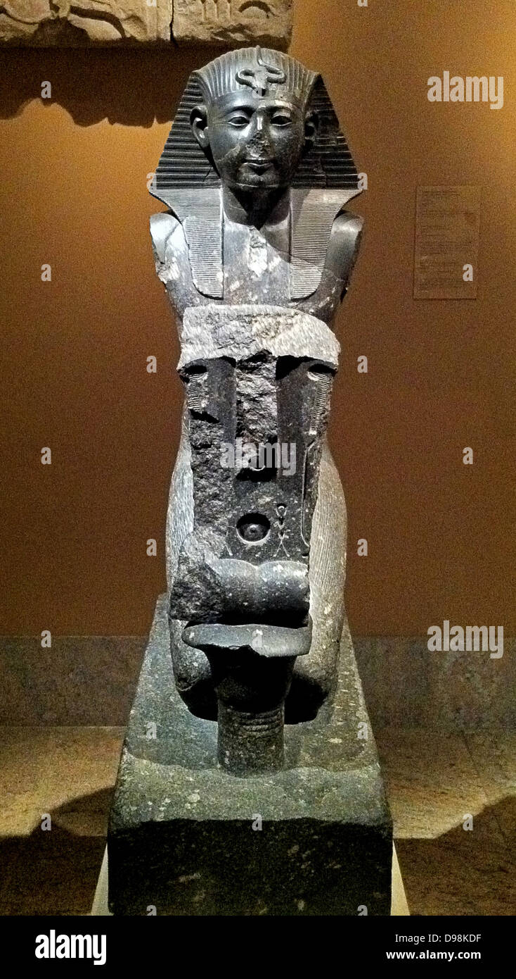 Statue von Seti I. 19. Dynastie 1283 - 1278 BC. Aus schwarzem Granit. Zeigt Seti I kniend in der Hingabe an Osiris; aus dem Tempel von Abydos Stockfoto