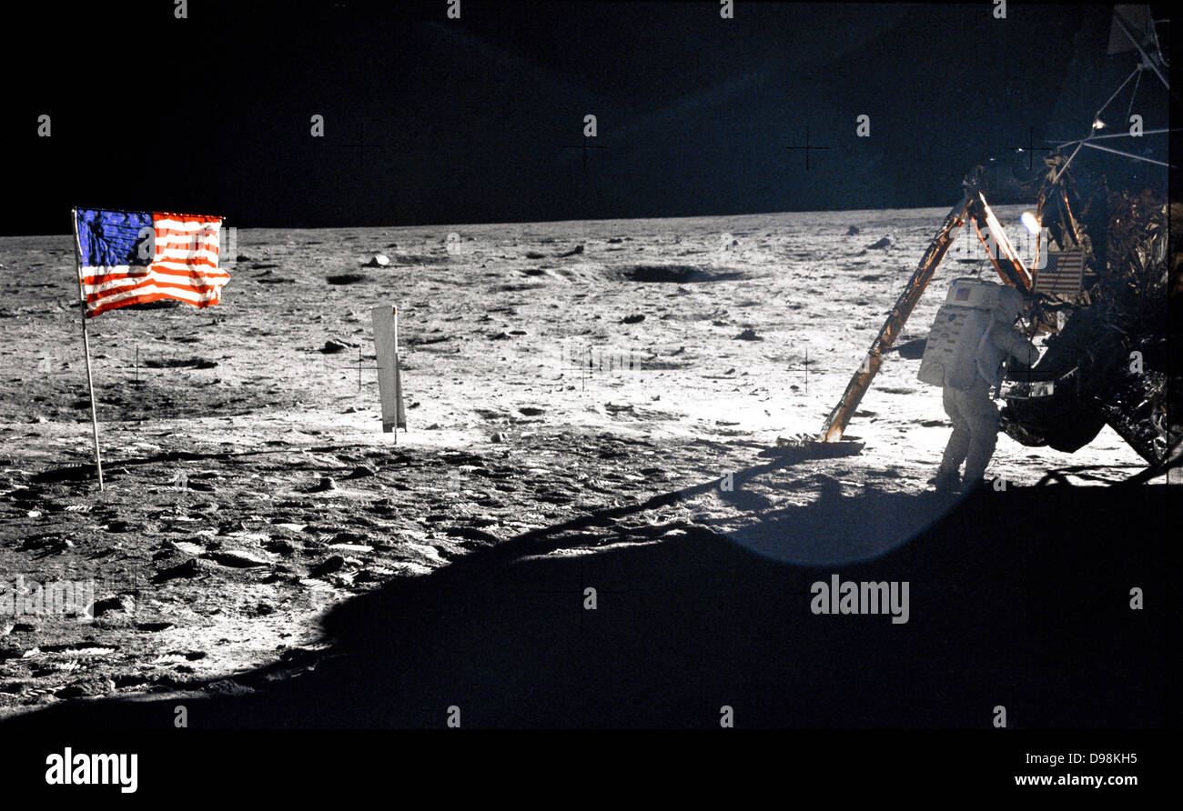 Astronaut Neil A Armstrong, Apollo ll mission Commander, modulare Anlagen Lagerung Montage (MESA) der Mondlandefähre "Eagle" auf dem historischen ersten Extra Vehicular Activity (EVA) auf der Mondoberfläche. Astronaut Edwin E. Aldrin Jr. nahm das Foto mit einer Hasselblad mit 70-mm-Kamera. Die meisten Fotos von der Apollo 11 Mission zeigen Buzz Aldrin. Dies ist einer der Wenigen, die zeigen, Neil Armstrong vom 20. Juli 1969 Stockfoto