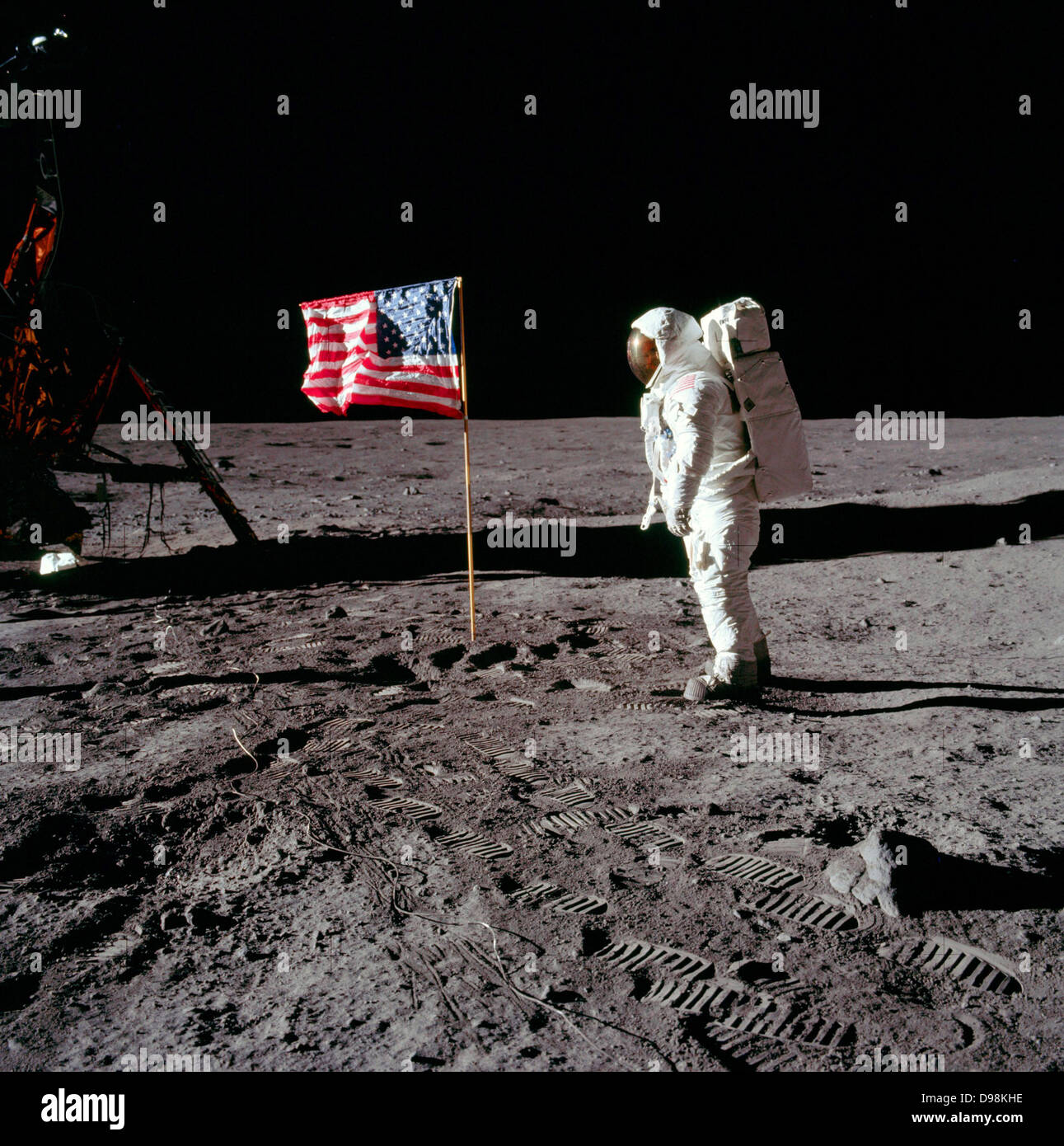 Astronaut Neil A Armstrong, Apollo ll mission Commander, modulare Anlagen Lagerung Montage (MESA) der Mondlandefähre "Eagle" auf dem historischen ersten Extra Vehicular Activity (EVA) auf der Mondoberfläche. Astronaut Edwin E. Aldrin Jr. nahm das Foto mit einer Hasselblad mit 70-mm-Kamera. Die meisten Fotos von der Apollo 11 Mission zeigen Buzz Aldrin. Dies ist einer der Wenigen, die zeigen, Neil Armstrong vom 20. Juli 1969 Stockfoto