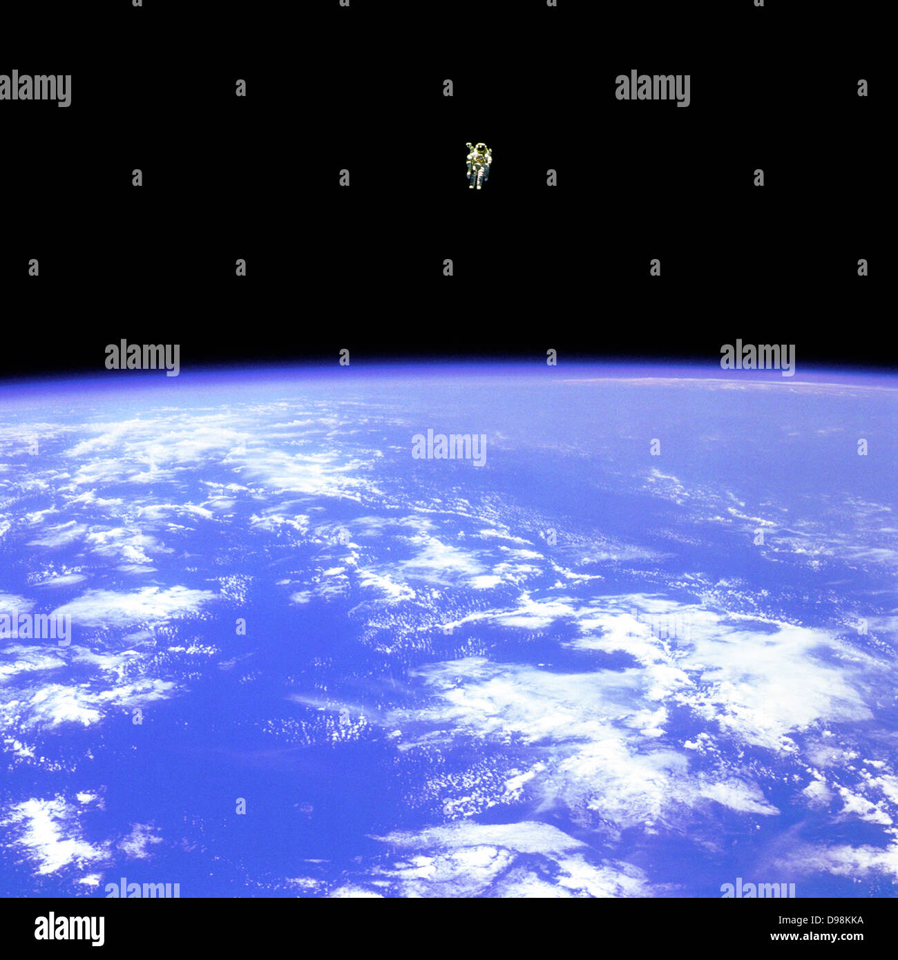 Ein Astronaut gezeigt im Raum über der Erde schweben Stockfoto