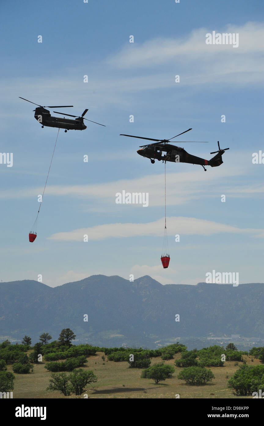 Colorado Army National Guard und Fort Carson Luftfahrt Vermögenswerte bieten Brandbekämpfung Hilfe für zivile im Schwarzwald Stockfoto