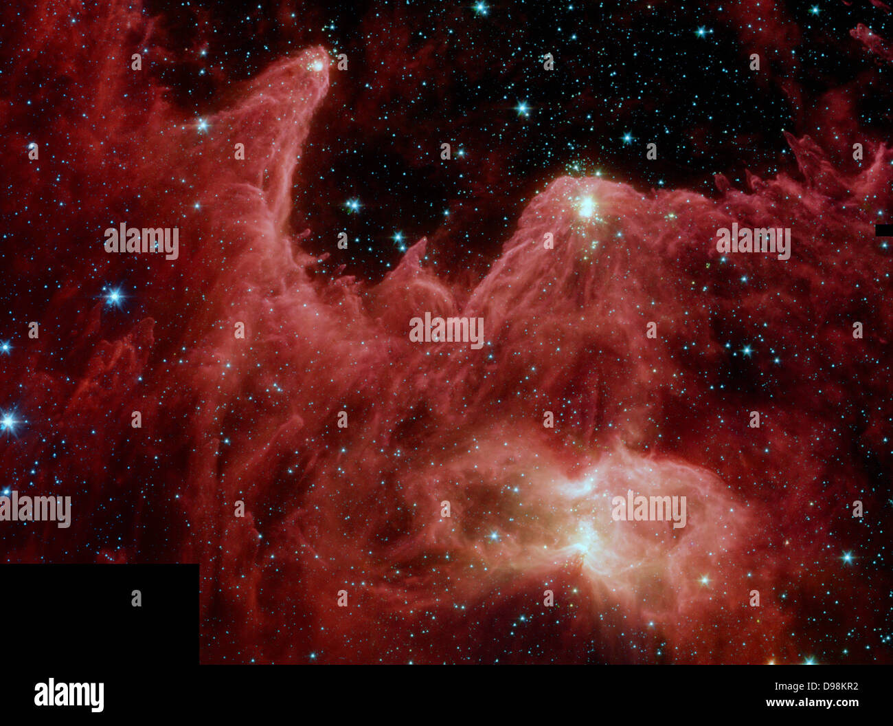 Falschfarbenbild von NASA's Spitzer Space Telescope zeigt die Entstehung der Sterne. Hoch aufragenden Säulen der kühlen Gas und Staub sind an den Spitzen mit Licht von warmen embryonale Sterne beleuchtet. Das INRA-rot Bild zeigt Säulen in die Region, die W5 im Sternbild Cassiopeia 7.000 Lichtjahre entfernt und 50 Lichtjahre über. Die rote Farbe in der Spitzer Bild stellt organische Moleküle wie polyzyklische aromatische Kohlenwasserstoffe genannt. Die Bausteine des Lebens sind oft in Star gefunden - bilden sich Wolken aus Gas und Staub. Stockfoto
