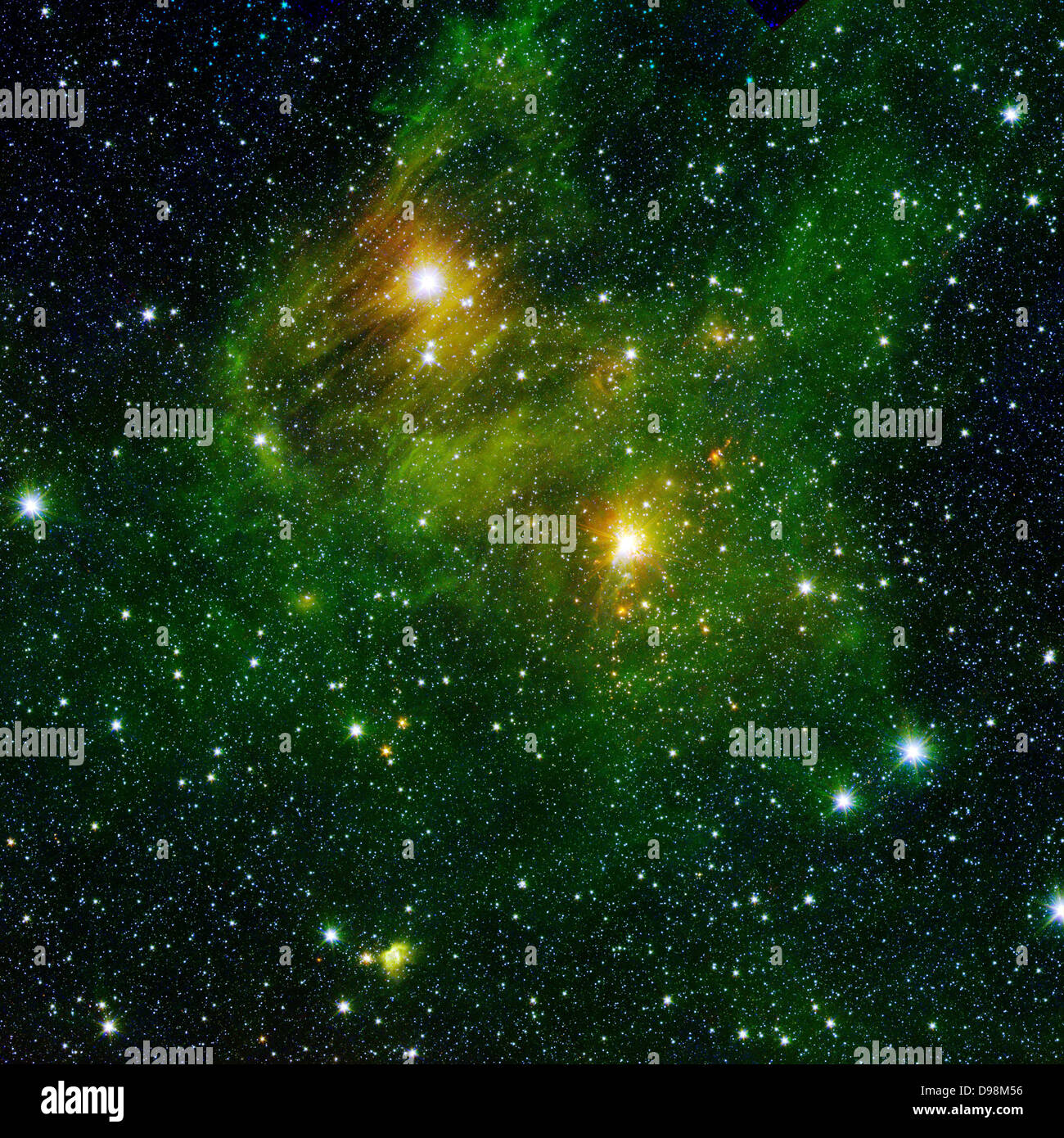 Zwei helle Sterne beleuchten einen grünlichen Nebel in diesem und anderen Bildern aus der neuen "GLIMPSE360"-Umfrage von der NASA Spitzer Space Stockfoto