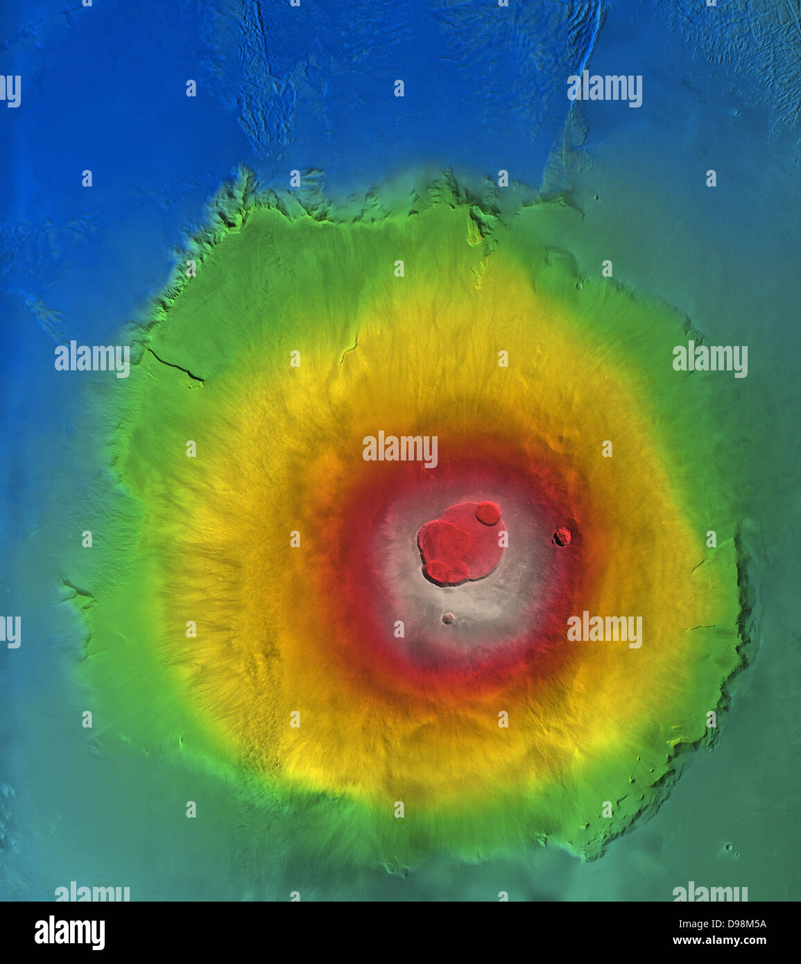 Dies ist ein Mosaik von Olympus Mons, der höchste Vulkan auf dem Mars, die Türme 26 km über die umliegenden Ebenen. Das Image umfasst eine Fläche von ca. 600 000 km2 und ist farbcodiert nach Höhe auf der Grundlage von Daten aus dem digitalen Geländemodell (DGM). Die High Resolution Stereo Camera (HRSC) an Bord der ESA-Sonde Mars Express Orbiter Image der Region über 18 Bahnen. Dieses Bild eine ortho-Image Mosaic, wo die Projektion Strahlen auf der Ebene der Projektion senkrecht stehen. Dies behebt alle etwaigen Deformationen durch eine Kamera eingeführt. Ein solches Bild kann direkt auf einer Karte ausgerüstet werden. Stockfoto