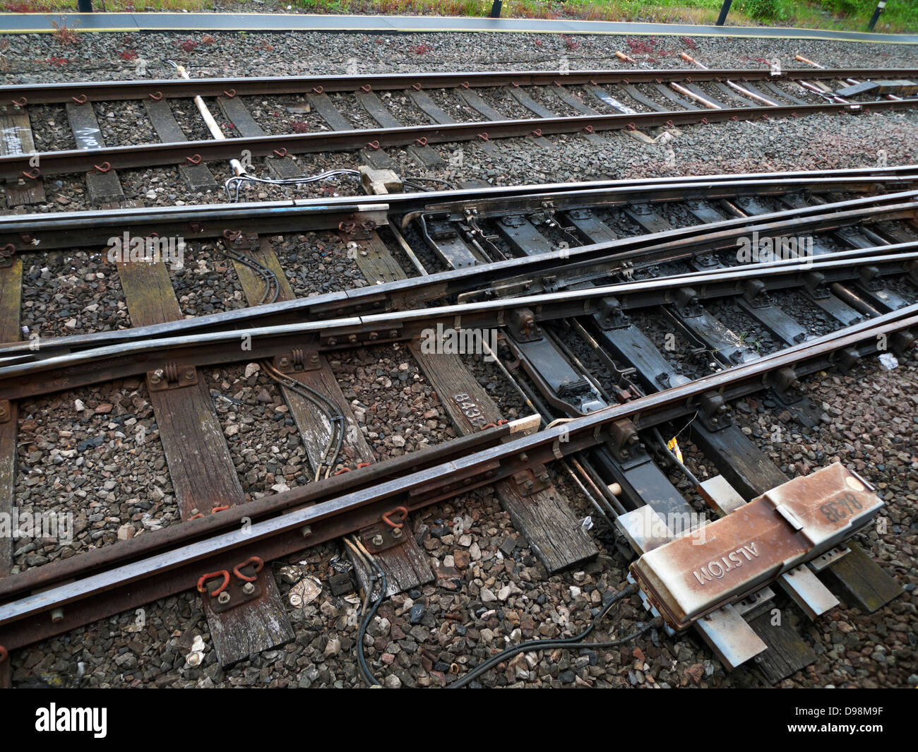 Alstom Zeichen auf Box auf Rail Track in Cardiff Wales UK. KATHY DEWITT Stockfoto