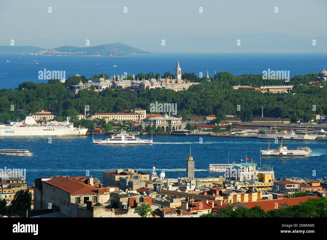 ISTANBUL, TÜRKEI. Ein Blick über das Goldene Horn, Topkapi-Palast, Gulhane Park und das Meer von Marmara. Stockfoto