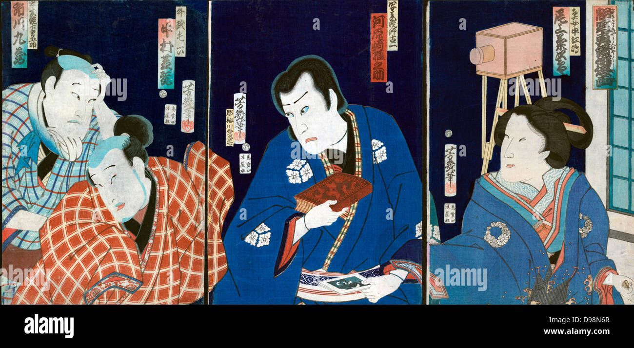 Kabuki Theater: Triptychon c 1870 zeigt zwei Männer, Links, Mann mit Buch und Drucke oder Fotografien, Mitte und weibliche Figur in Kimono mit Kamera im Hintergrund. Ochiai Yoshiiku (1833-1904), japanischer Künstler. Stockfoto