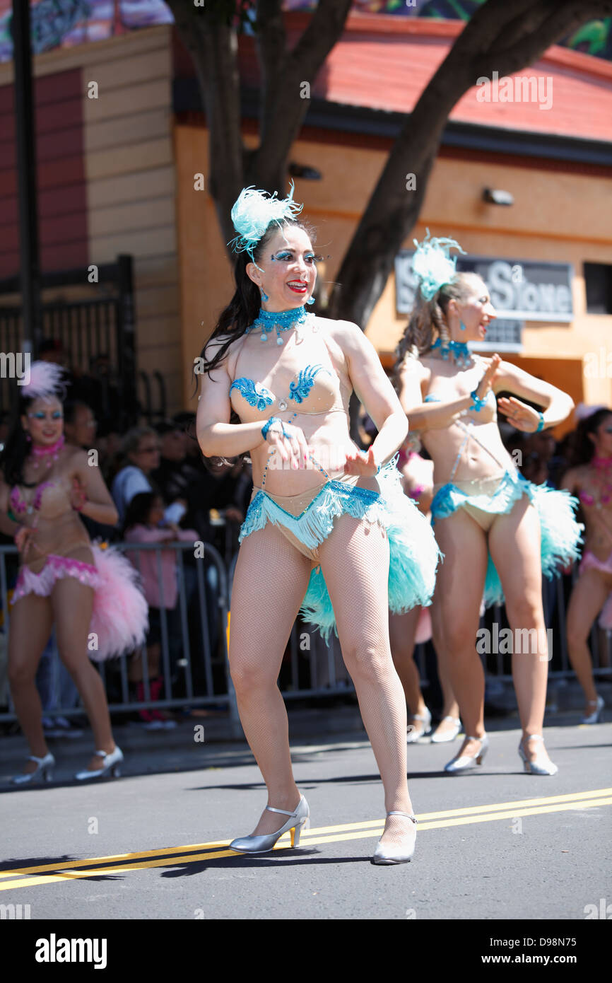 Bunte Porträt des Carnaval Teilnehmer, Mission District, San Francisco, Kalifornien, USA Stockfoto