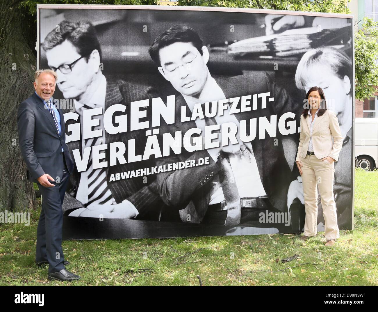 Berlin, Deutschland. 14. Juni 2013. Top candidated von Bündnis 90/die grünen, Katrin Göring-Eckardt und Juergen Trittin, enthüllen ein Wahlplakat außerhalb der Parteizentrale in Berlin, Deutschland, 14. Juni 2013. Das Plakat wurde enthüllt 100 Tage vor den Bundestagswahlen in Deutschland. Foto: STEPHANIE PILICK/Dpa/Alamy Live News Stockfoto