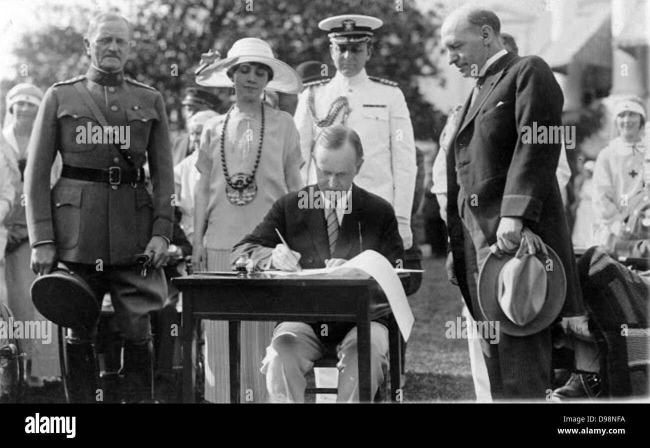 Johannes Calvin Coolidge (1872-1933), 30. Präsident der USA 1923-1929 (Republikaner), Unterzeichnung Veterans' Bill und anderen Rechnungen auf dem Rasen des Weißen Hauses, 1924. Allgemein der Armeen John Joseph Pershing (1860-1948) an schaut. Nordamerika Stockfoto
