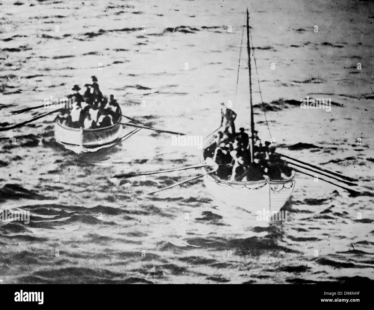 Verlust der Olympic White Star Line-Klasse RMS Titanic mit einem Eisberg am 12. April 1912 ihre Jungfernfahrt von Southampton nach New York getroffen. Der Titanic Rettungsboote auf dem Weg in die CARPATHIA. Mehr als 1.500 Menschen ums Leben. Disaster Stockfoto