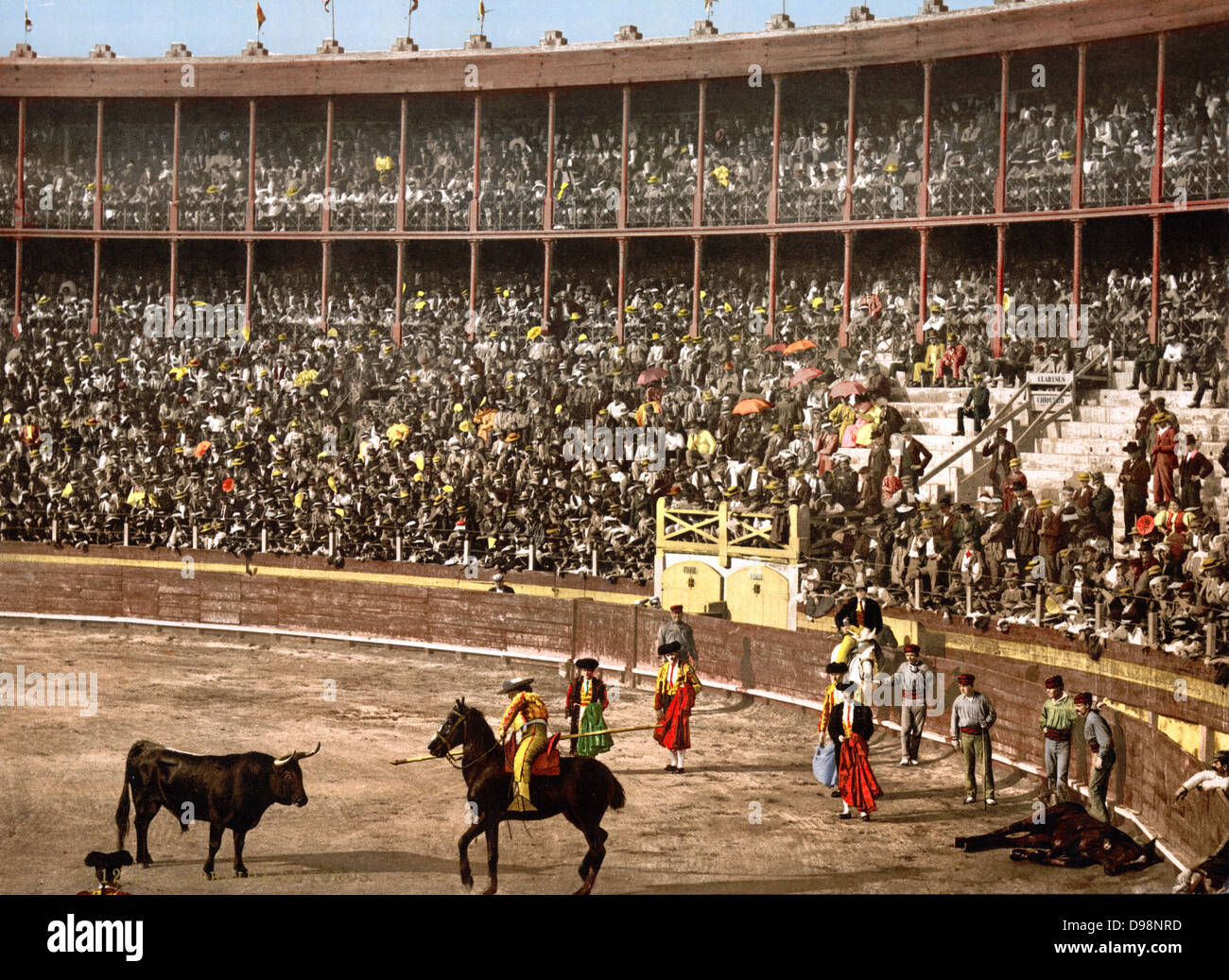 Stierkampf, Barcelona, Spanien, Ende 19. und Anfang des 20. Jahrhunderts. Ein Picador, Konfrontation mit den Bullen. Ein totes Pferd, desgleichen durch den Stier, liegt in der rechten Ecke. Stadion Arena Zuschauer Tradition Blut Sport Tradition Zeremonie Photochrom Stockfoto