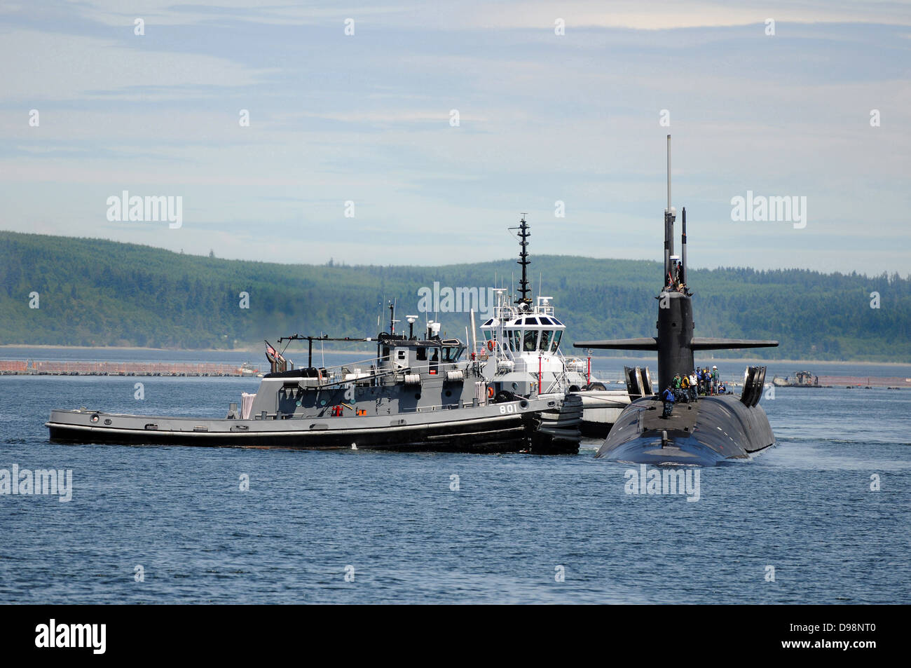 BANGOR, Washington (5. Juni 2013), die die blaue Mannschaft von ballistischen Raketen-u-Boot USS Nevada (SSBN-733) zu seinem Heimathafen der Naval Base Kitsap-Bangor nach einer strategischen Abschreckung Patrouille zurückkehrt. Stockfoto
