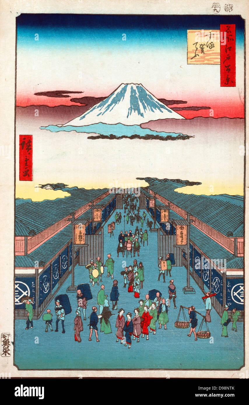 Suroga-Cho: Von "Hundert berühmten Blick auf Edo', 1856. Utagawa Hiroshige (1797-1858) Ukiyo-e Künstler. Straßenszene in Tokio, Japan, mit der sumit von Fuji scheinbar schwebend in die Wolken. Fußgänger Männer Frauen Torhüter. Stockfoto