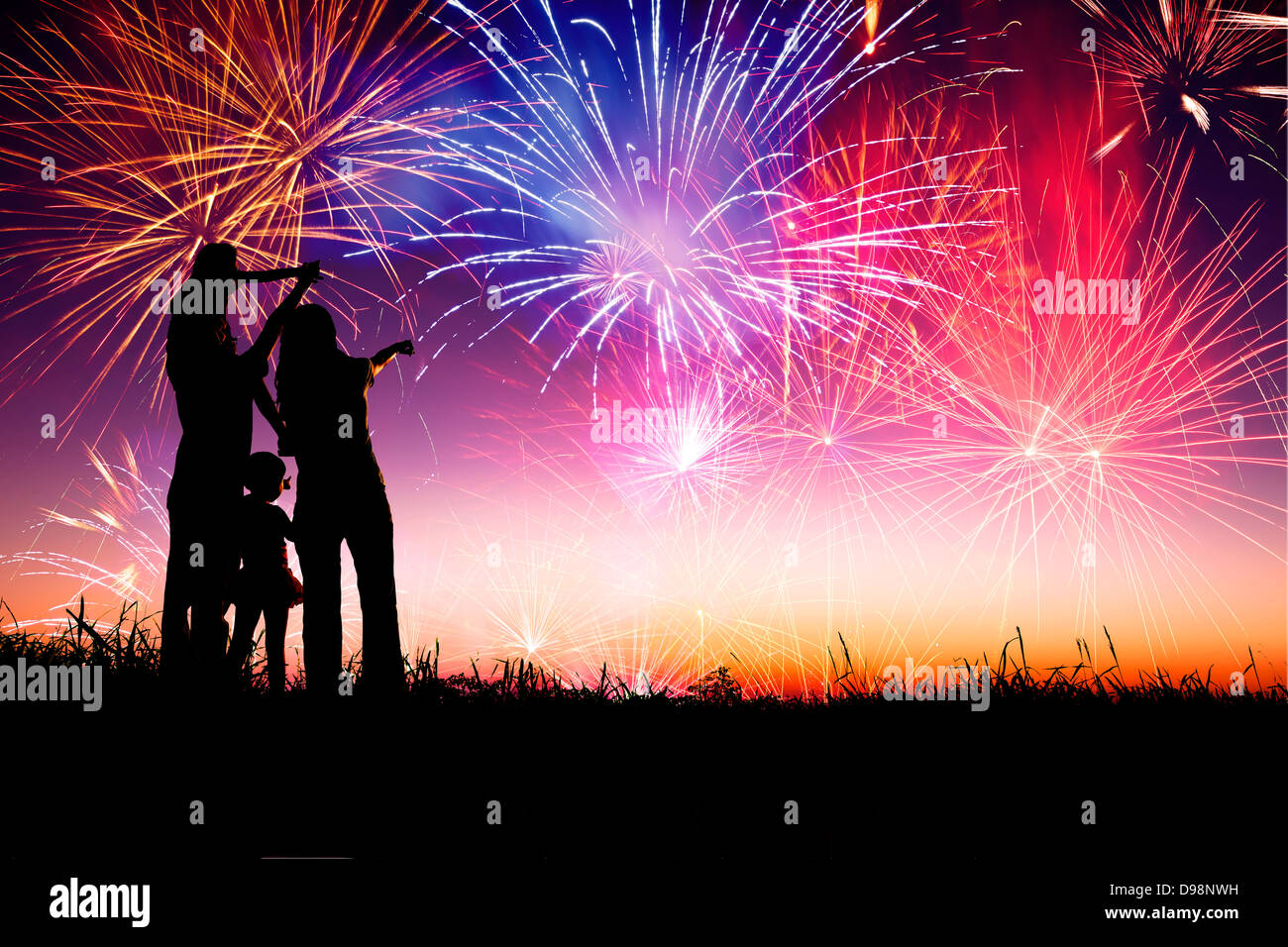 Glückliche Familie Stehen Auf Dem Hügel Und Beobachten Das Feuerwerk Stockfotografie Alamy 