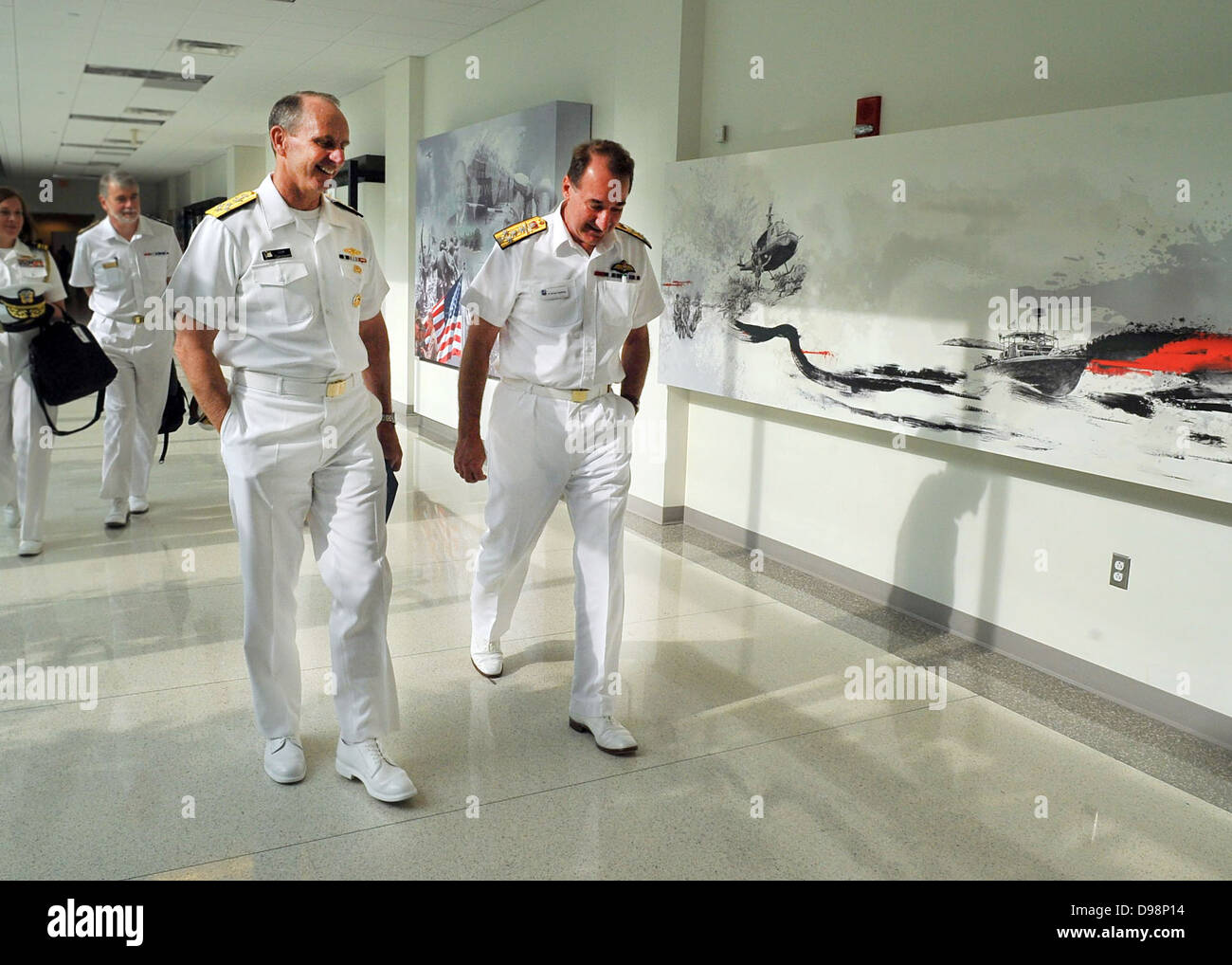 WASHINGTON (6. Juni 2013) Chief of Naval Operations (CNO) ADM Jonathan Greenert trifft sich mit ersten Sea Lord Admiral Sir George Zambellas während Vereinigte Staaten und Vereinigtes Königreich Stabsgespräche an der National Defense University. Einer und Zambellas zusammen mit 30 o Stockfoto