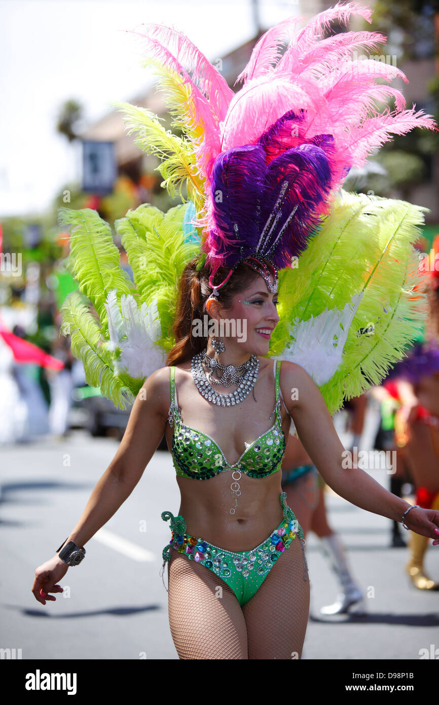 Bunte Porträt des Carnaval Teilnehmer, Mission District, San Francisco, Kalifornien, USA Stockfoto