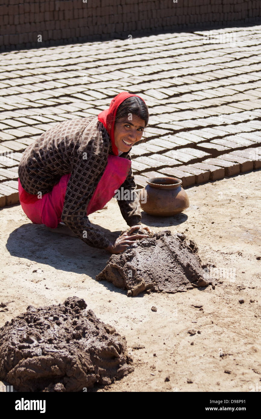 Eine Frau, die Ziegel in der Nähe von Jodhpur, Rajasthan, Indien Stockfoto