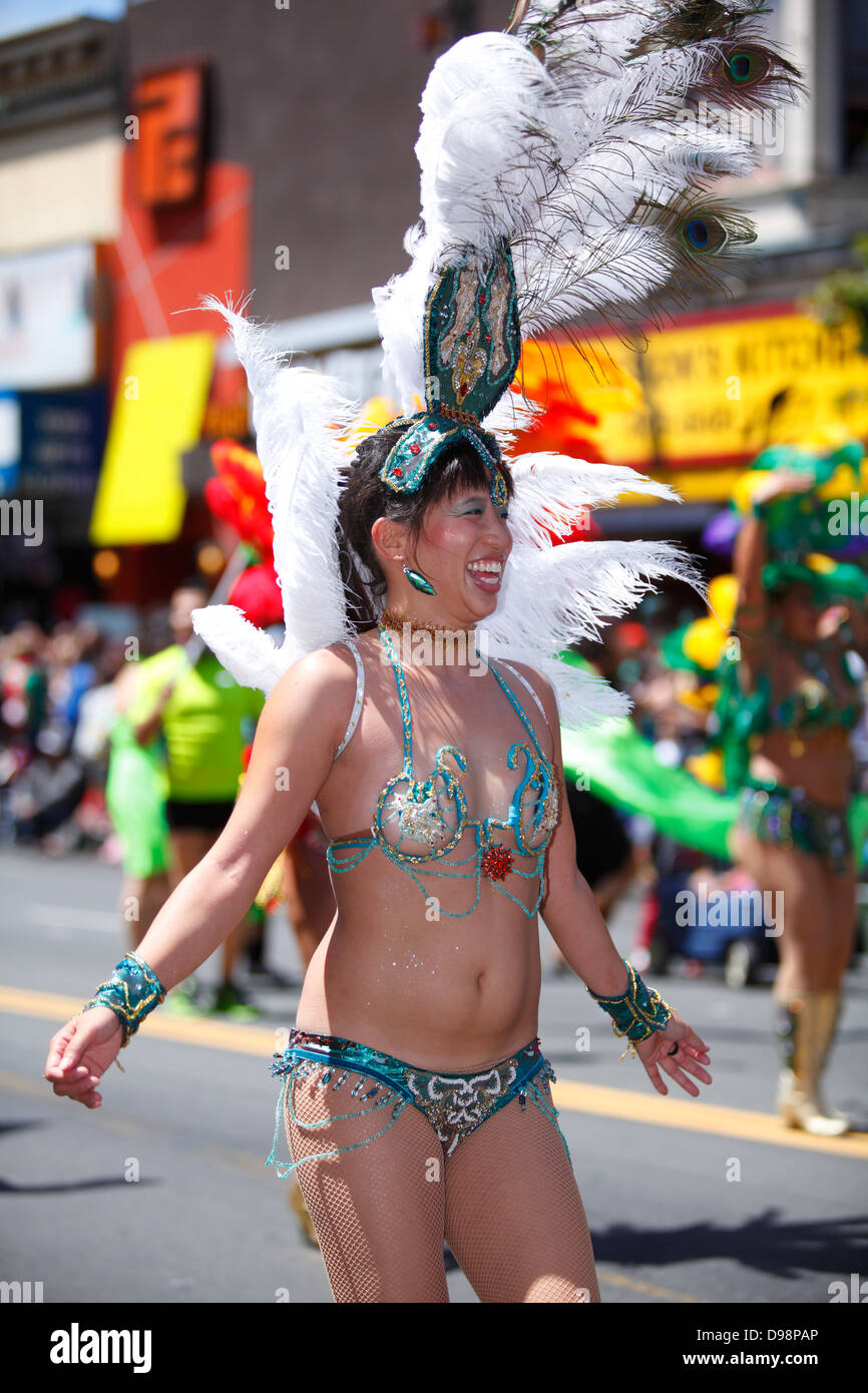 Bunte Porträt des Carnaval Teilnehmer, Mission District, San Francisco, Kalifornien, USA Stockfoto