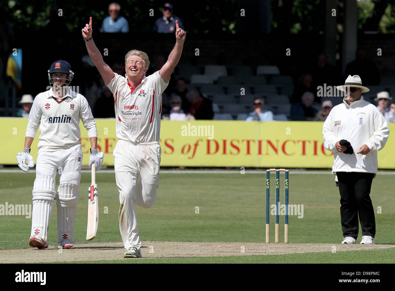 14.06.2013 Chelmsford, Essex. LV County Championship - Glen Chaple feiert das Wicket Saj Mahmood - Essex CCC Vs Lancashire CCC.  Essex wurden rollte heraus für eine niedrige Punktzahl von 20 Runs. Stockfoto