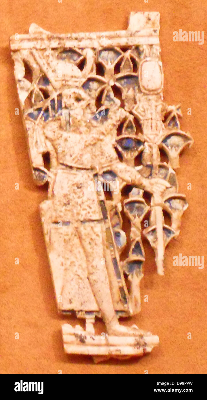 Elfenbein-Plakette mit Horus und Lotusblumen. Neo-assyrischen, ca. 9. – 8. Jahrhundert v. Chr. ausgegraben durch Sir Max Mallowan Stockfoto