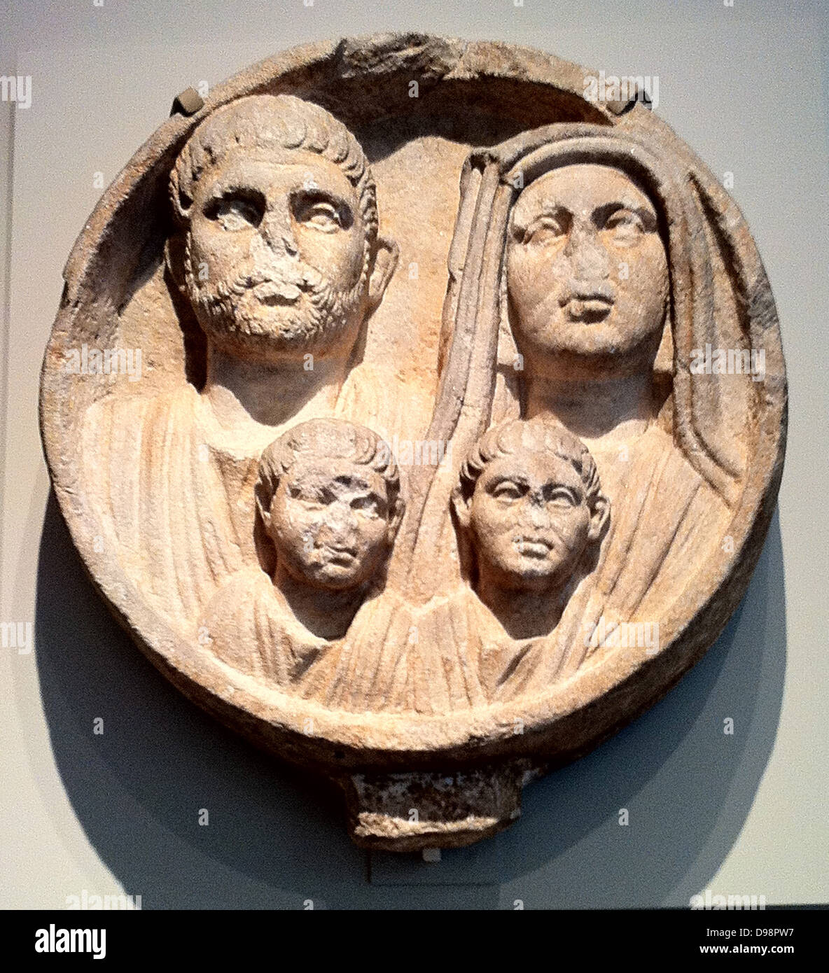 Grabbeigaben Marmorrelief (Roman). 2. bis 3. Jahrhundert n. Chr.. Zeigt eine thrakische Familie innerhalb des römischen Reiches. Stockfoto