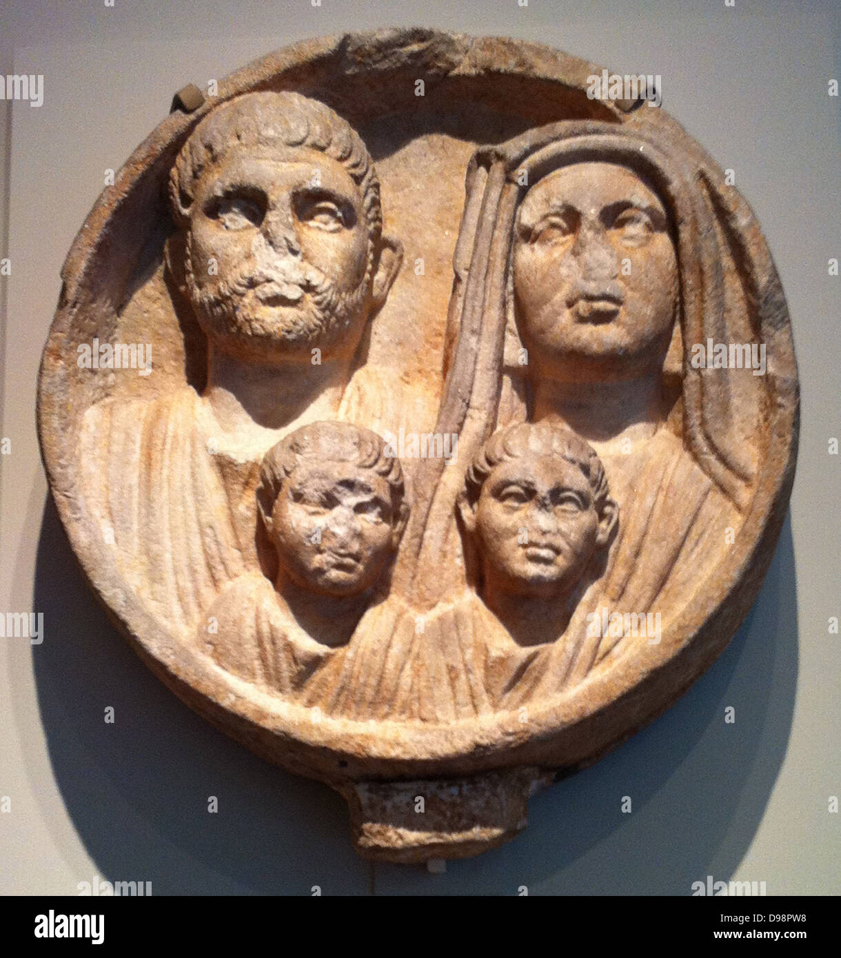 Grabbeigaben Marmorrelief (Roman). 2. bis 3. Jahrhundert n. Chr.. Zeigt eine thrakische Familie innerhalb des römischen Reiches. Stockfoto
