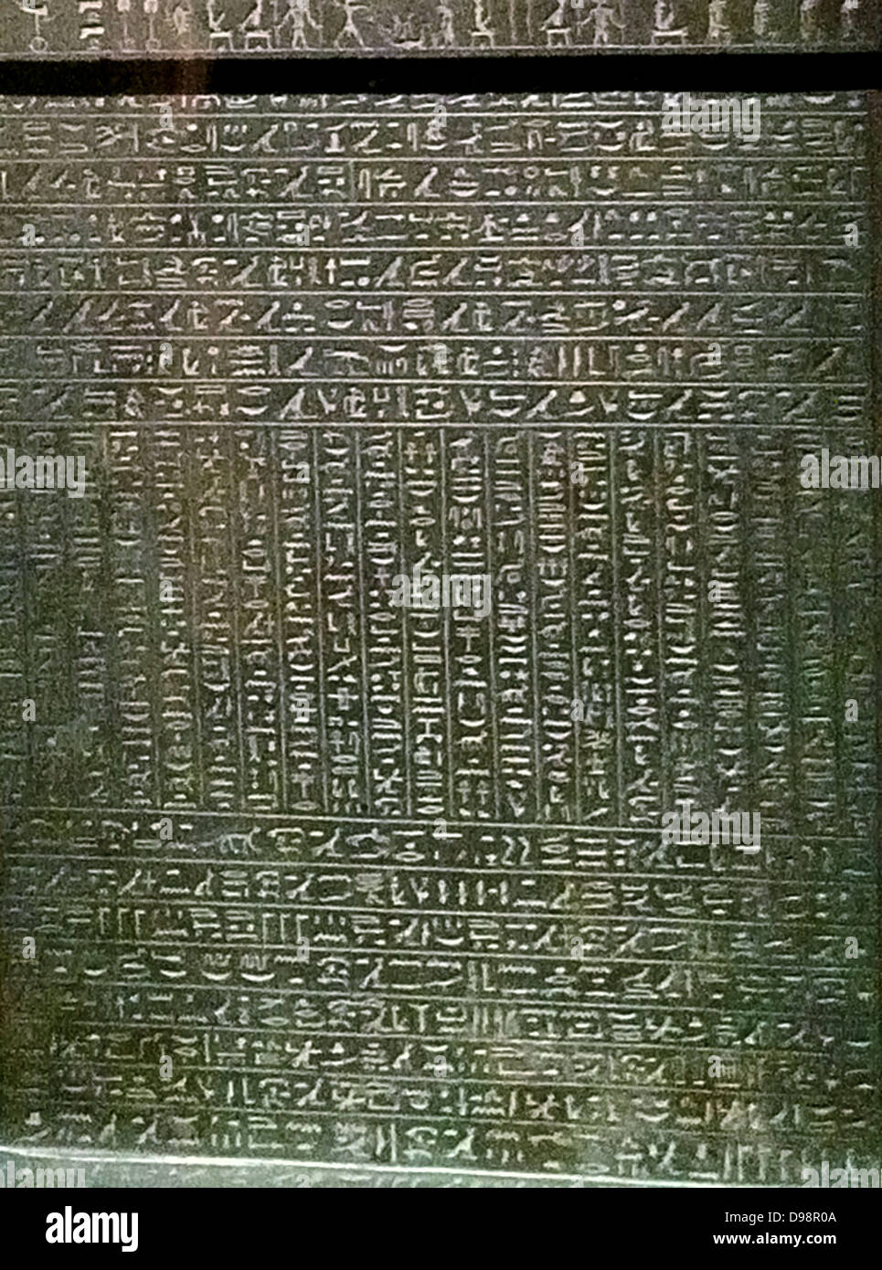 Metternich Stele, oder magische Stele 360-343 v. Chr. 3 oth Dynastie, Herrschaft von Nectanebo II; Ende der dynastischen Zeit, Ägyptische aus Grauwacke, die obere Hälfte dieser Stele wurde gekonnt in einem Dunklem Stein gemeißelt. Auf der Teil unterhalb der zentralen Figur panel, Reihen von Hieroglyphen Datensatz 13 Zaubersprüche zu schützen vor giftigen Bissen und Wunden und die von ihnen verursachten Krankheiten zu heilen. In diesem Detail der Stele Stockfoto
