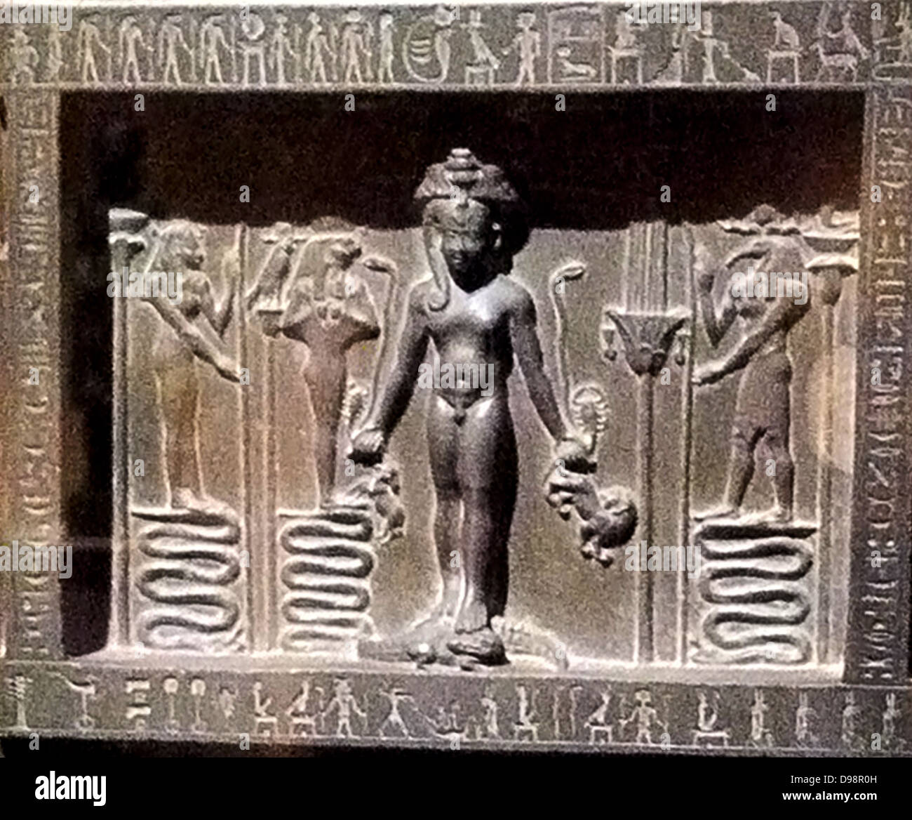 Metternich Stele, oder magische Stele 360-343 v. Chr. 3 oth Dynastie, Herrschaft von Nectanebo II; Ende der dynastischen Zeit, Ägyptische aus Grauwacke, die obere Hälfte dieser Stele wurde gekonnt in einem Dunklem Stein gemeißelt. Auf der Teil unterhalb der zentralen Figur panel, Reihen von Hieroglyphen Datensatz 13 Zaubersprüche zu schützen vor giftigen Bissen und Wunden und die von ihnen verursachten Krankheiten zu heilen. In diesem Detail der Stele, Horus ergibt sich aus dem Hintergrund. Stockfoto