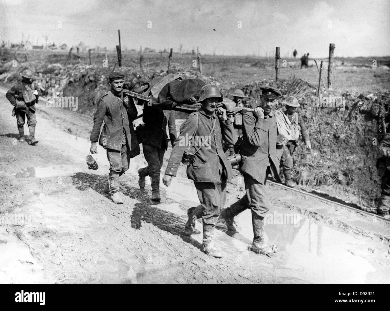 Der erste Weltkrieg 1914-1918: Ein kanadisches Opfer der Schlacht von Vimy Ridge, April 1917, durch die Bahre Träger evakuiert werden. Verletzt Stockfoto