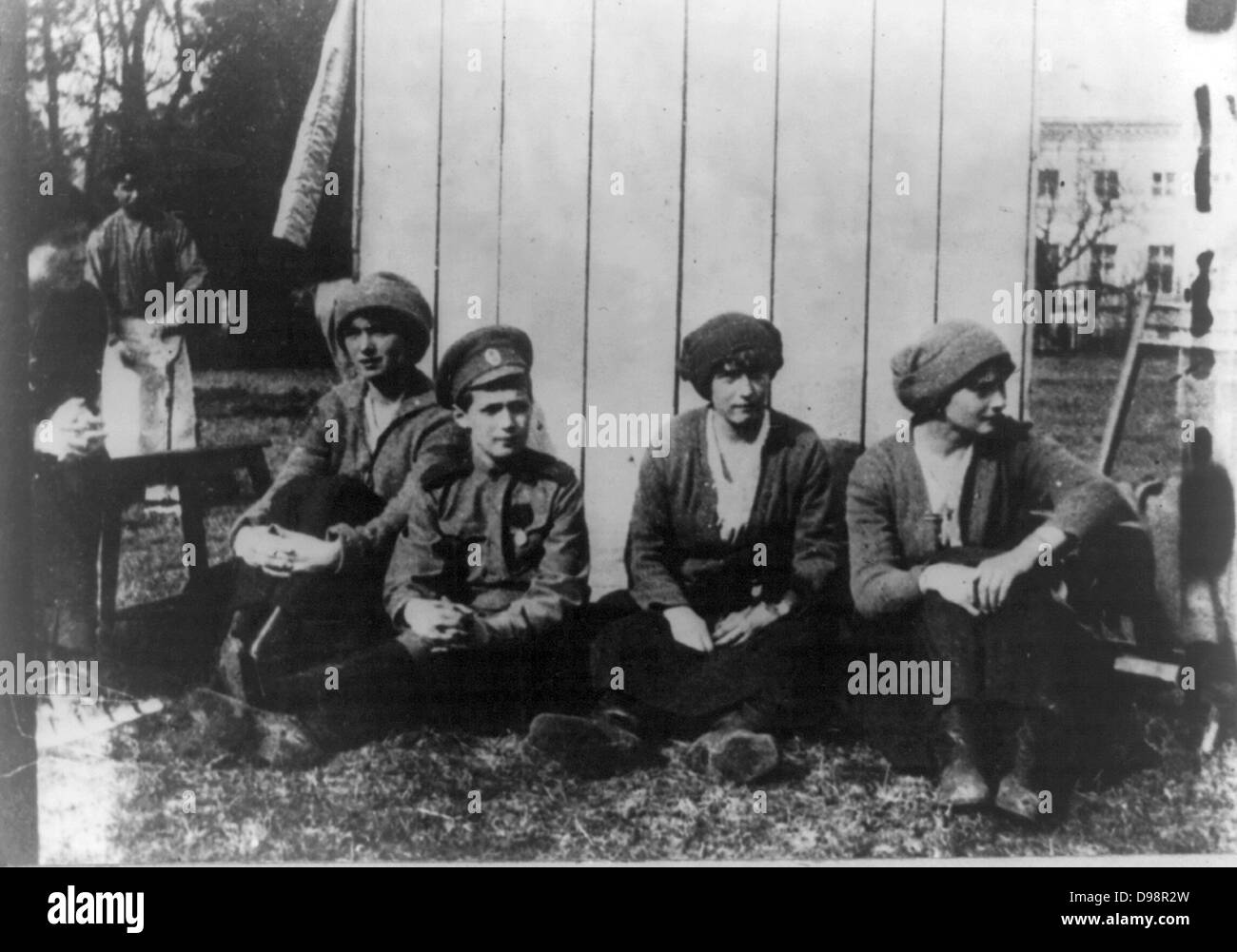 Kinder Nikolaus II., von Links nach Rechts: Olga, Alexis, Anastasia und Tatiana, sitzen auf dem Boden in Zarskoje Selo nach der Arbeit im Garten 1917. Russland Revolution UDSSR Stockfoto