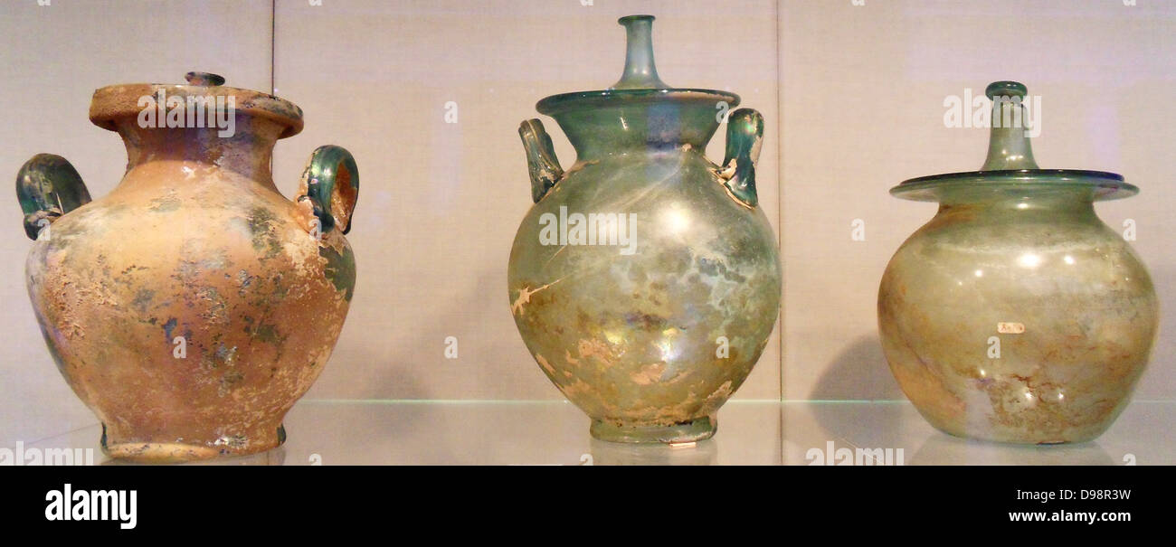 Glas zurückzuführen Urnen mit Deckel. Römische 1. Jahrhundert n. Chr. Stockfoto