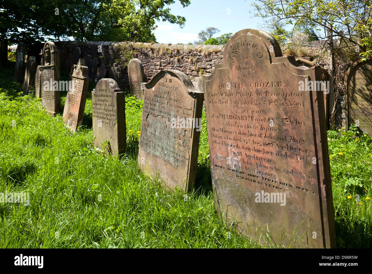 Neunzehnten Jahrhunderts Gräber auf dem Friedhof der St.-Martins-Kirche in der kleinen Marktstadt von Brampton, Cumbria UK Stockfoto