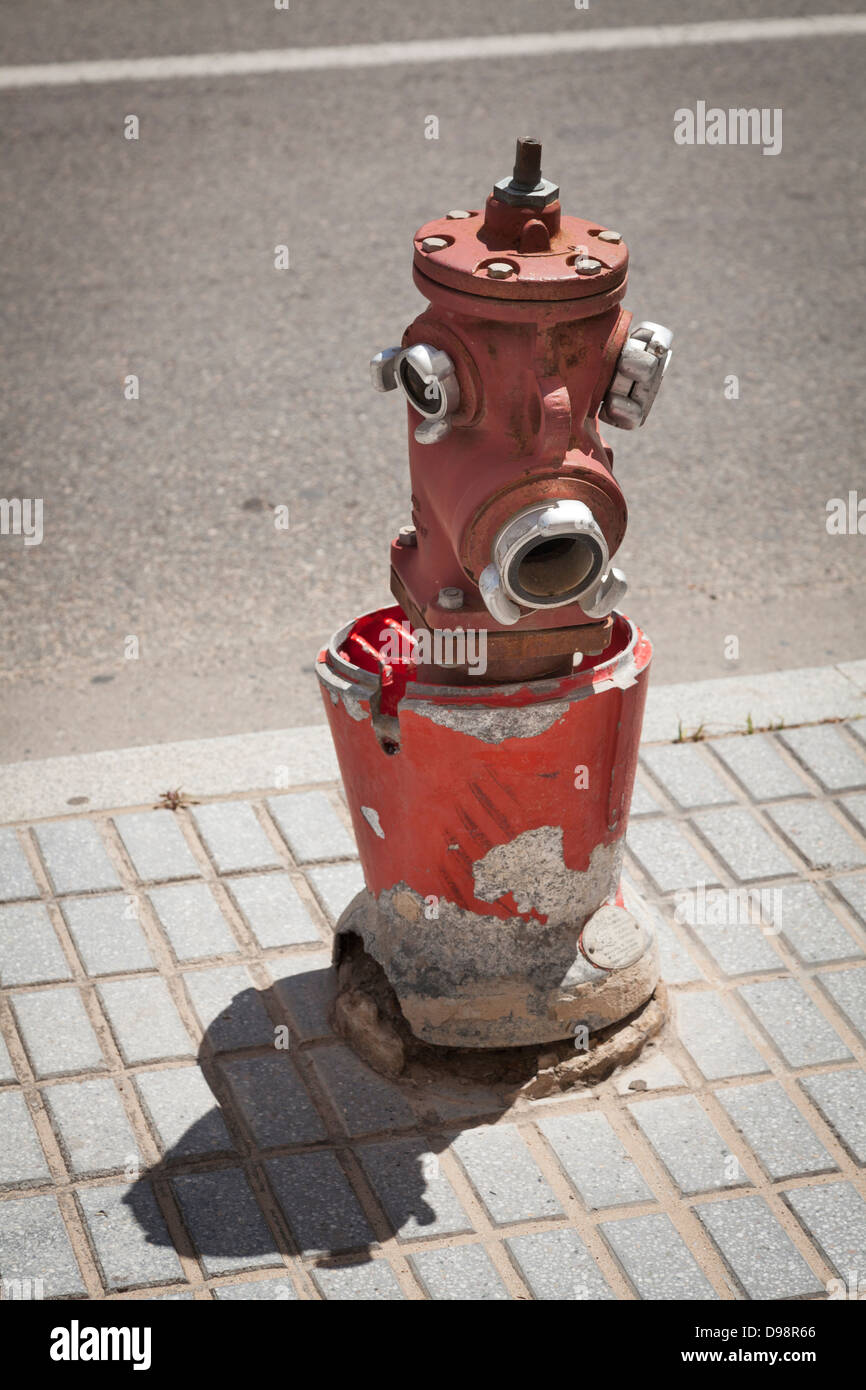 Spanisch-Straße Hydranten mit gebrochenen Betonschutz. Stockfoto