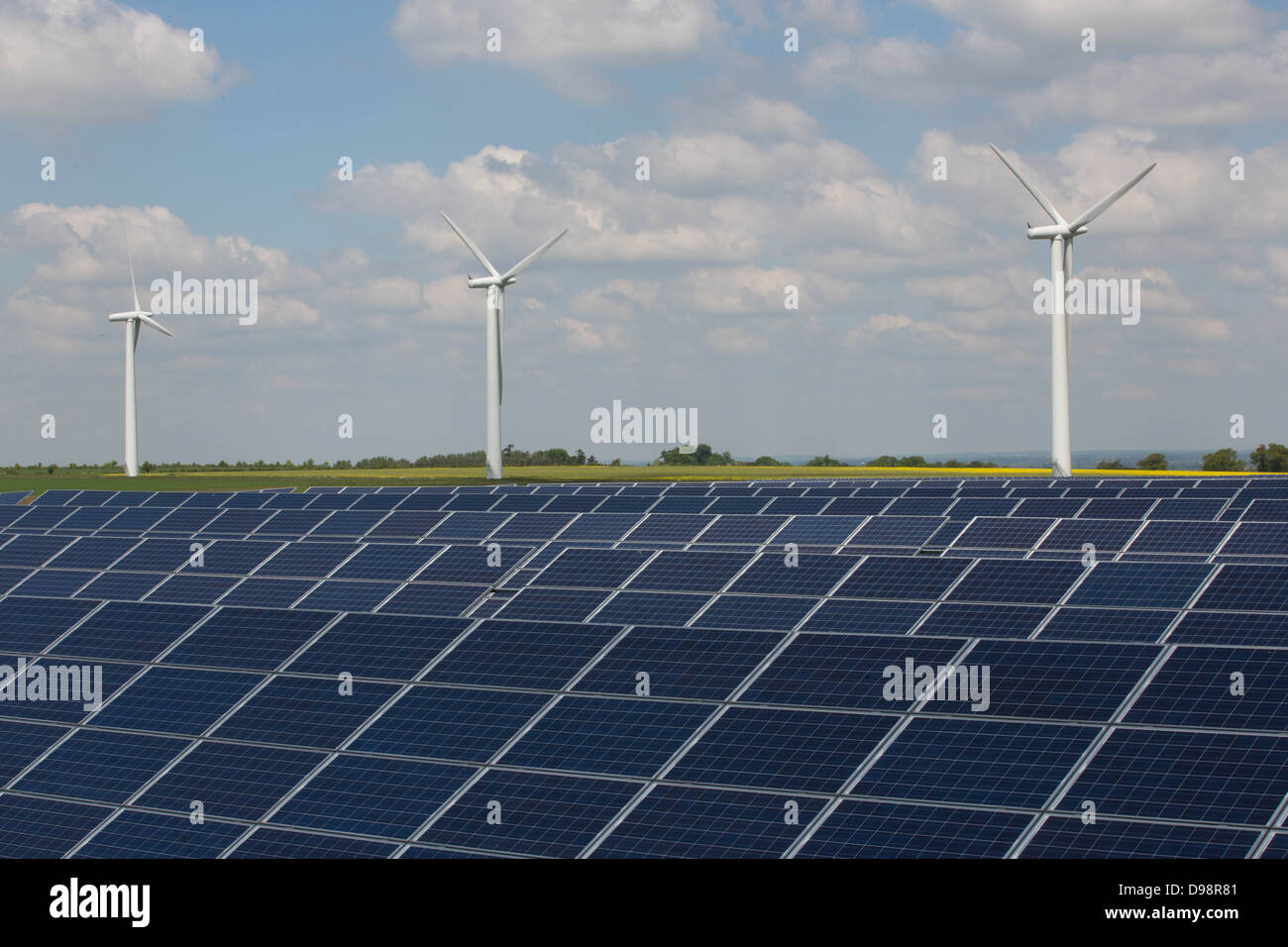 Solarzellen und Windräder auf einer Energie-Bauernhof Stockfoto