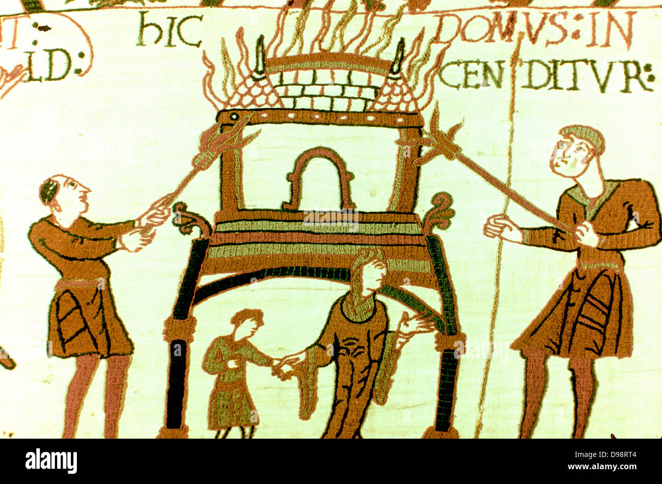Bayeux 1067: eine bildliche Darstellung der Eroberung Englands durch Wilhelm von der Normandie und der Tod von Harold II. in der Schlacht von Hastings im Jahre 1066. Frau und Kind auf der Flucht aus dem brennenden Haus. Bettwäsche aus Spinnstoffen Stockfoto