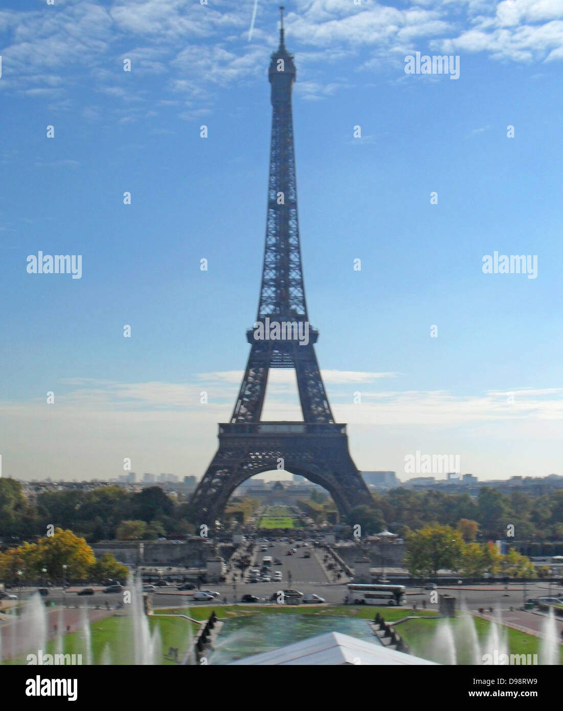 Der Eiffelturm auf dem Champ de Mars in Paris. 1889 errichtet, es verfügt sowohl über eine globale Ikone Frankreichs und eines der bekanntesten Bauwerke der Welt. Für seine Designer genannt, Ingenieur Gustave Eiffel, der Turm, da der Eingang arch für die Weltausstellung 1889 erbaut wurde. Der Turm steht 324 Meter (1.063 ft.) hoch, ungefähr die gleiche Höhe wie ein 81-stöckiges Gebäude. Nach seiner Fertigstellung, es übertraf das Washington Monument der Titel der höchste Mann zu übernehmen - Struktur, die in der Welt gemacht, ein Titel, den er für 41 Jahre gehalten, bis das Chrysler Building in New York City wurde 1930 erbaut; Stockfoto