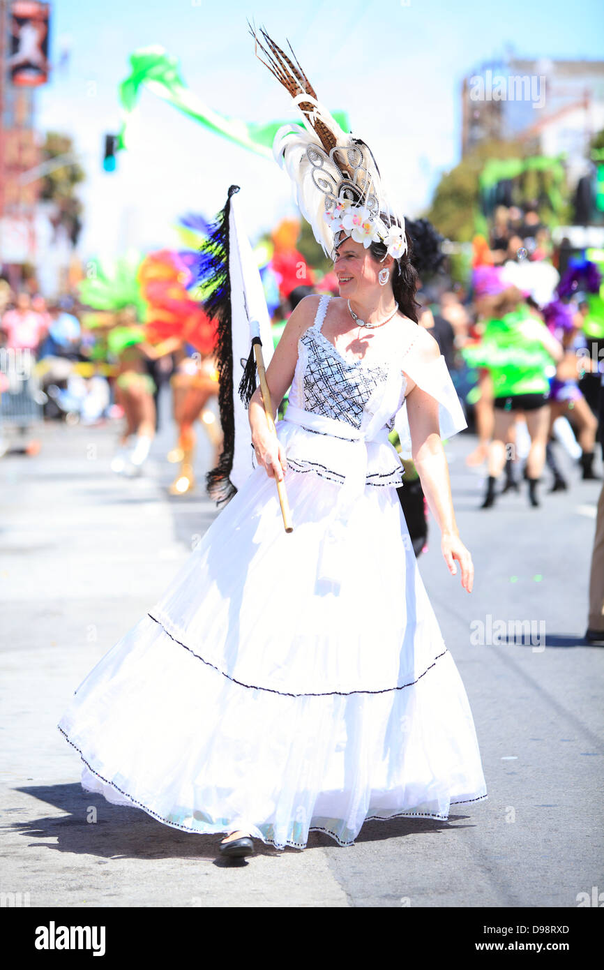 Elegante Tänzer während Karneval parade im Mission District in San Francisco, Kalifornien, USA Stockfoto
