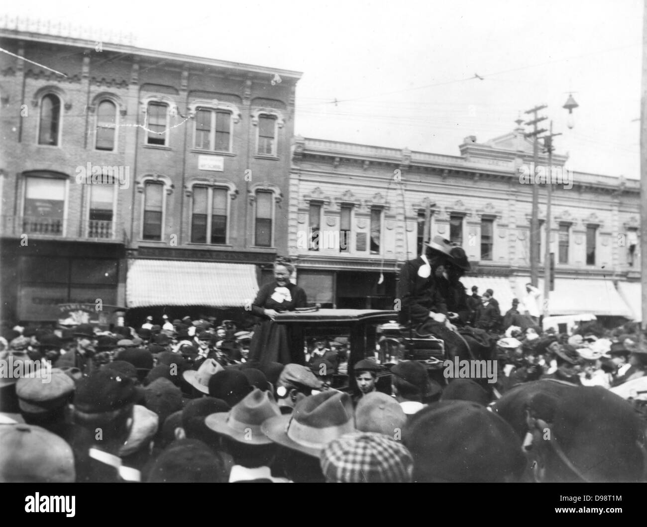Verbot Verfechter Carrie Nation, bekannt für Salons, Zerschlagung wurde von Studenten an einer Kundgebung in 1902 auf der State Street in verspottet. Stockfoto