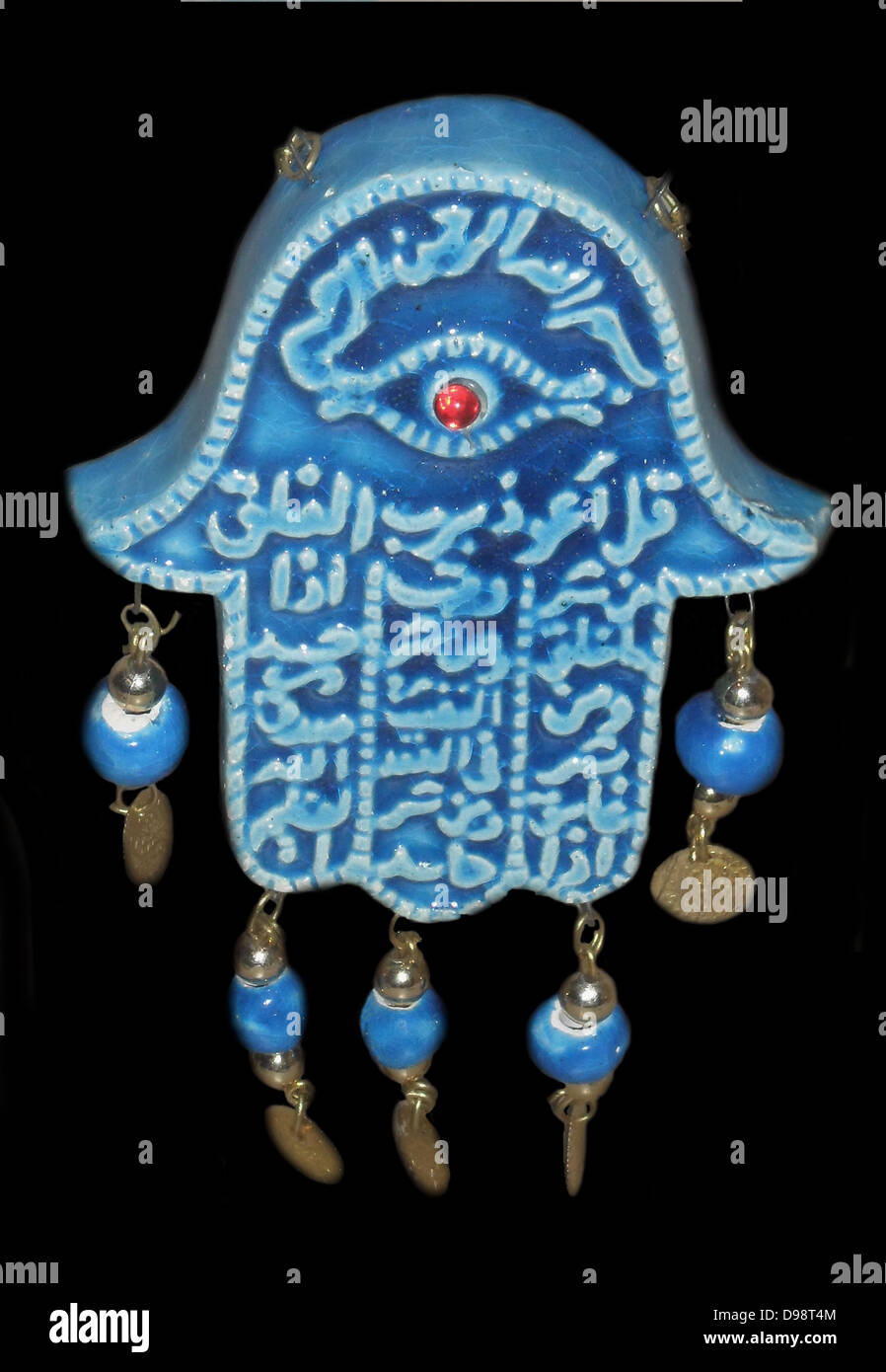 Die Hand von Fatima. Silberlegierung Metallarbeiten aus Marokko. Anfang des 20. Jahrhunderts. Islamische Kunst. die Finger die Fünf Säulen des Islam vertreten. die Hand weg Stationen den bösen Blick. Stockfoto
