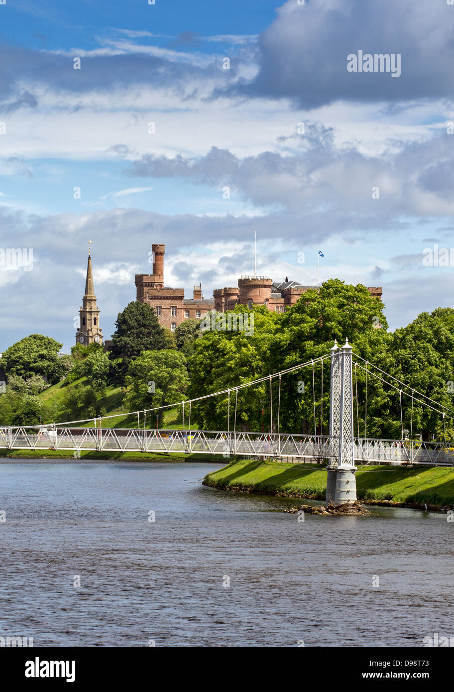 INVERNESS CASTLE UND HÄNGEBRÜCKE ÜBER DEN FLUSS NESS SCHOTTLAND Stockfoto
