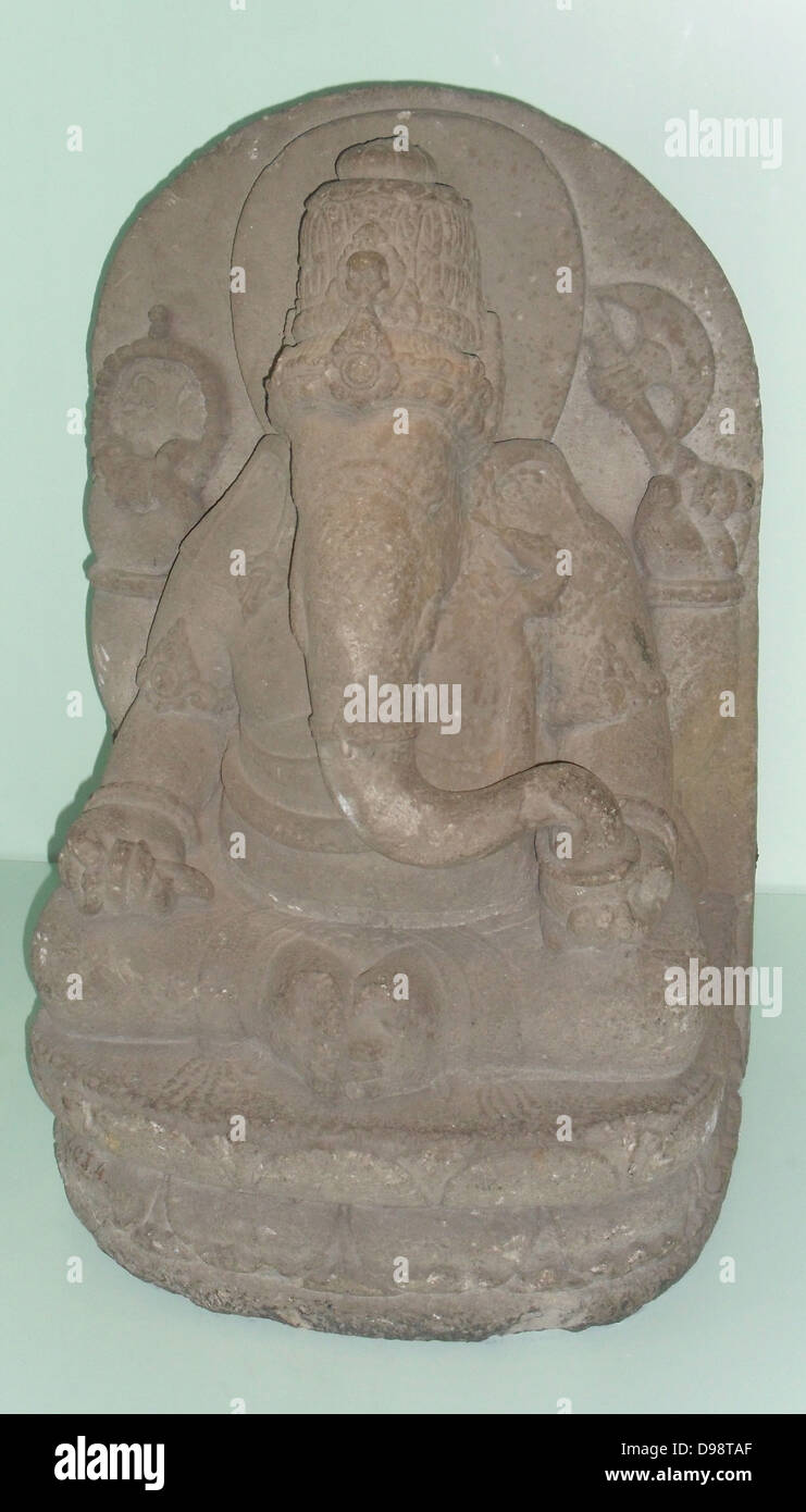Der hinduistische Gott Ganesha (Der elefantengott). In seiner rechten Hand, dem Gott der Weisheit hält aset des Gebets Perlen und seinem gebrochenen Tusk. Die linke Hand hält er eine Axt und eine Schale mit Süßigkeiten. Östlichen javanischen Andesit Stein Skulptur. Indonesien. 13. jahrhundert Stockfoto