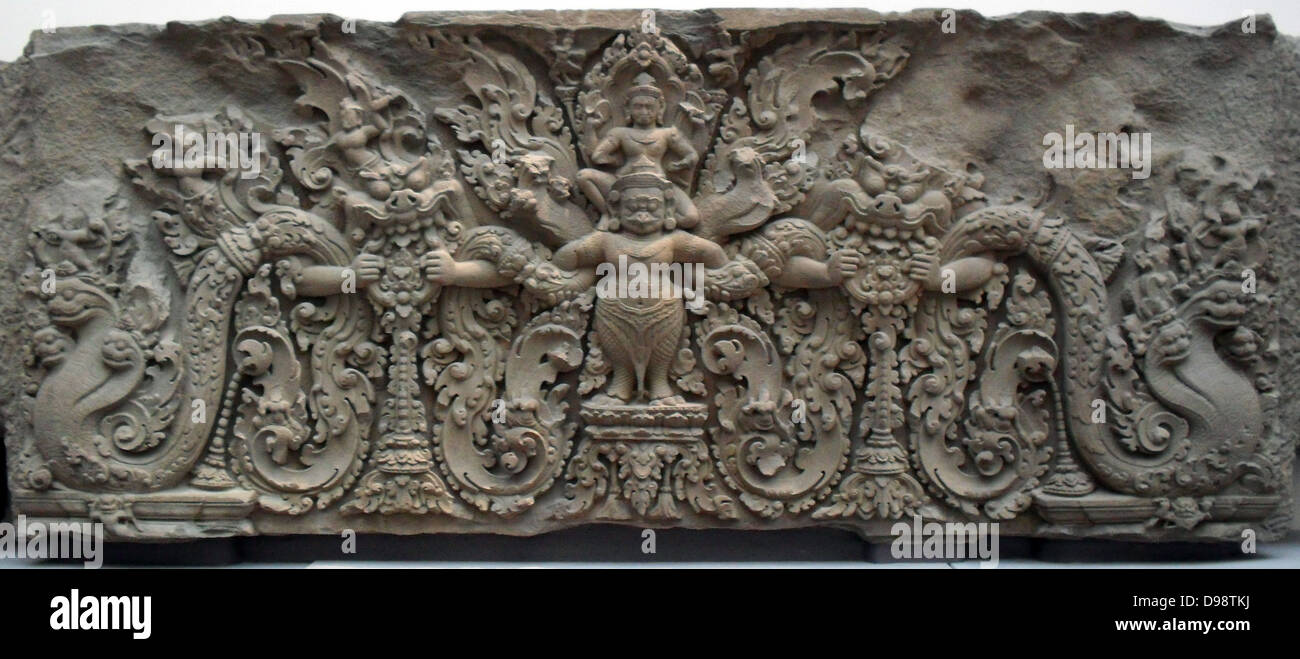 Sturz aus einem Tempel in Prasat Kok ein Po (Angkor), Kambodscha. im letzten Viertel des 9. Jahrhunderts. Stil von Preah Ko (875-900) Sandstein Skulptur Stockfoto