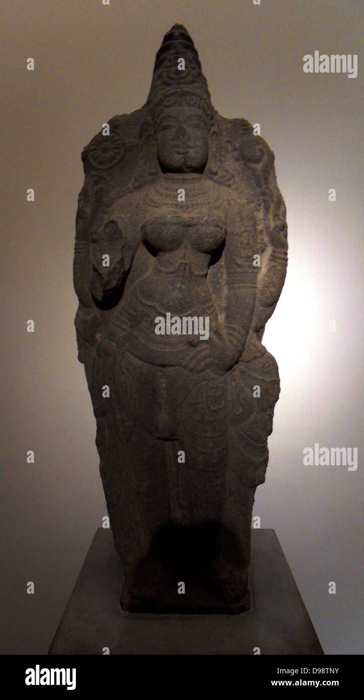 Durga Chola Dynastie (850-1100 AD) Granit Skulptur aus Tamil Nadu, Indien. Im Hinduismus, Durga "unzugänglich" oder "Die Unbesiegbaren" ist eine Form von Devi, die Äußerst strahlende Göttin, als zehn Arme dargestellt, Reitschule einen Löwen oder Tiger, Waffen zu tragen und eine Lotosblume, die Aufrechterhaltung einer meditativen Lächeln und die Praxis der Mudras, oder symbolische Gesten der Hand. Stockfoto