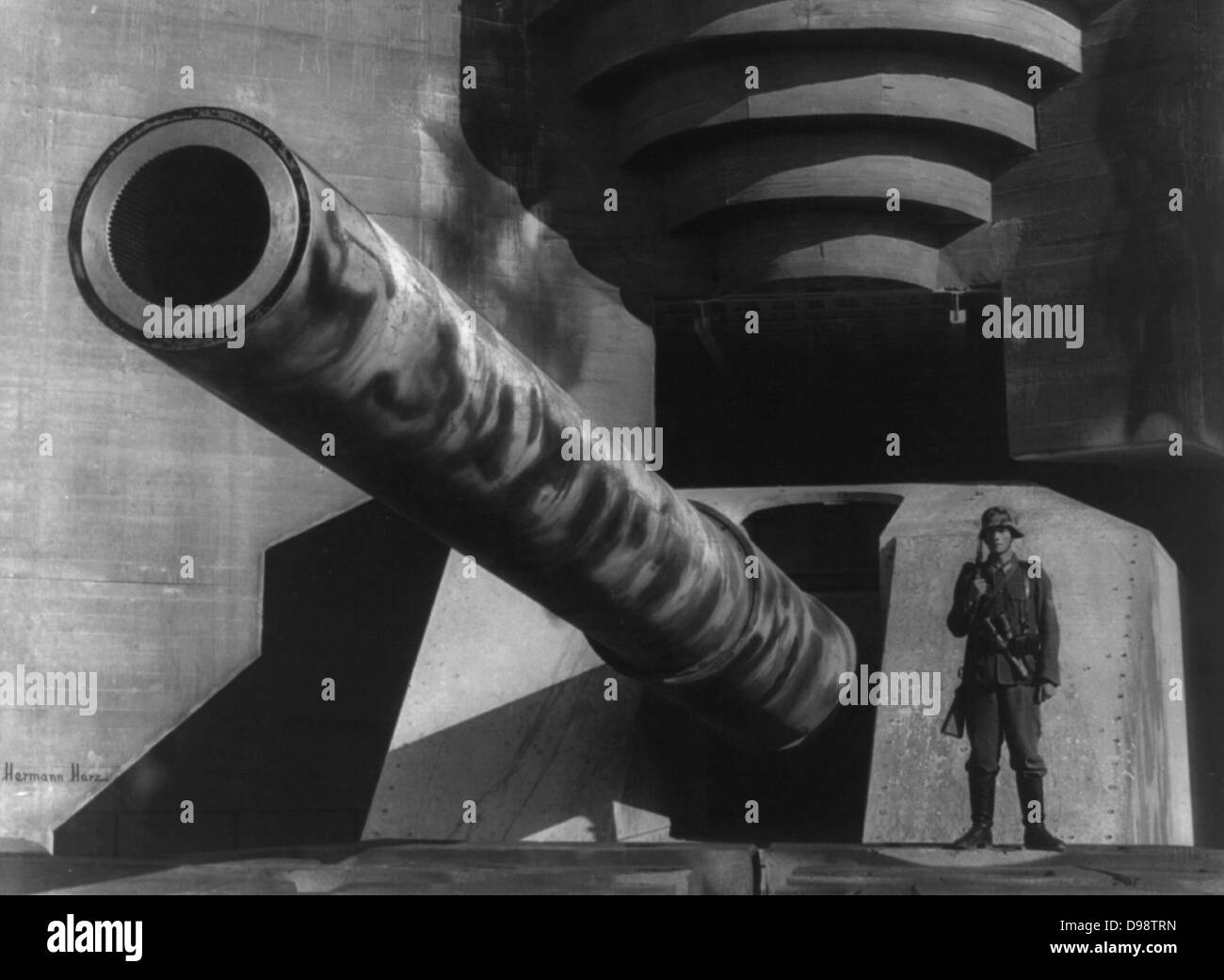 Weltkrieg 1939-1945. Fass mit einem großen Gewehr mit deutschen Soldaten an der Befestigungsanlagen, 1943. Waffe, Rüstung, schwere Artillerie, Guard Gewehr Stockfoto