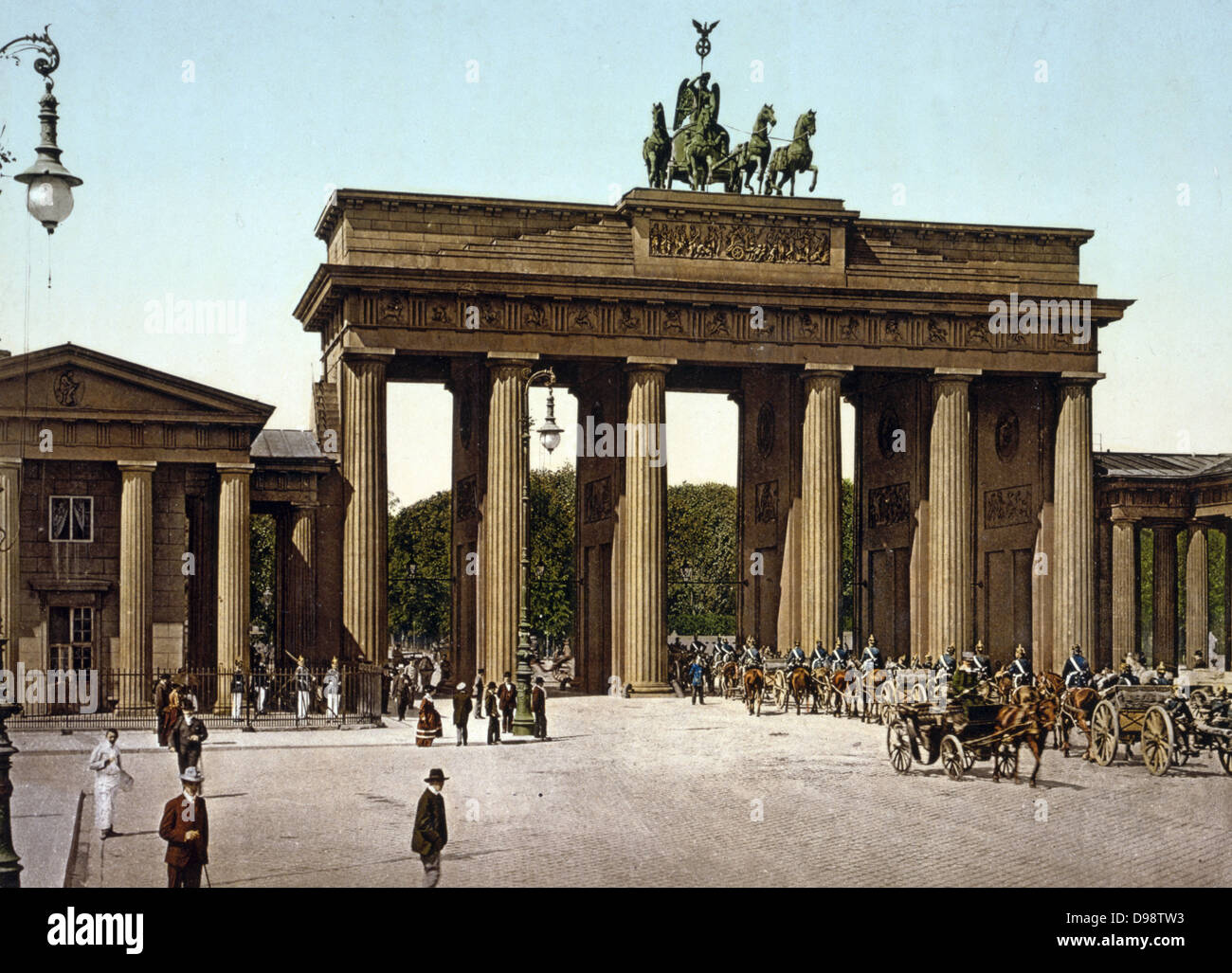 Das Brandenburger Tor, Berlin, Deutschland 1890-1905, Schlitten montiert mit militärischen Eskorte durch zentrale Arch in Unter den Linden. Fußgänger Straßenbeleuchtung Stockfoto