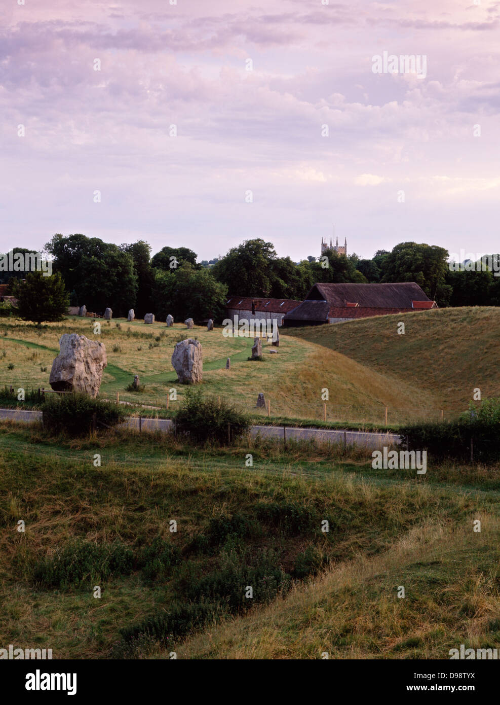 Avebury, Wiltshire: die NW-Quadranten des großen Kreises mit der Bank, graben, Swindon Stein (L) und Eingang Nord-Damm des Henge Monuments. Stockfoto
