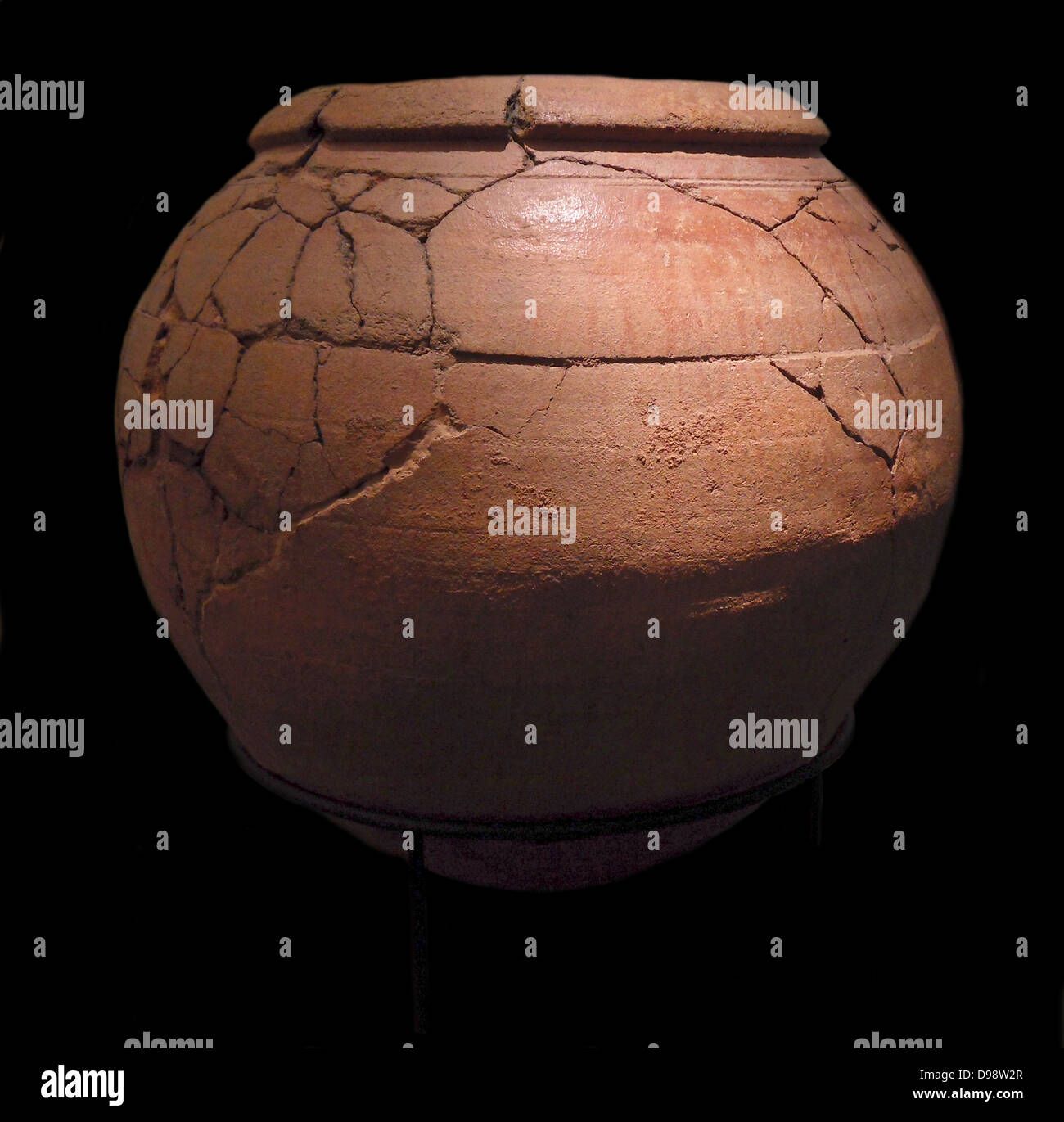 Großes Glas stammt aus Souttoukeny. 2. Jahrhundert vor Christus. Terrakotta aus Indien Stockfoto