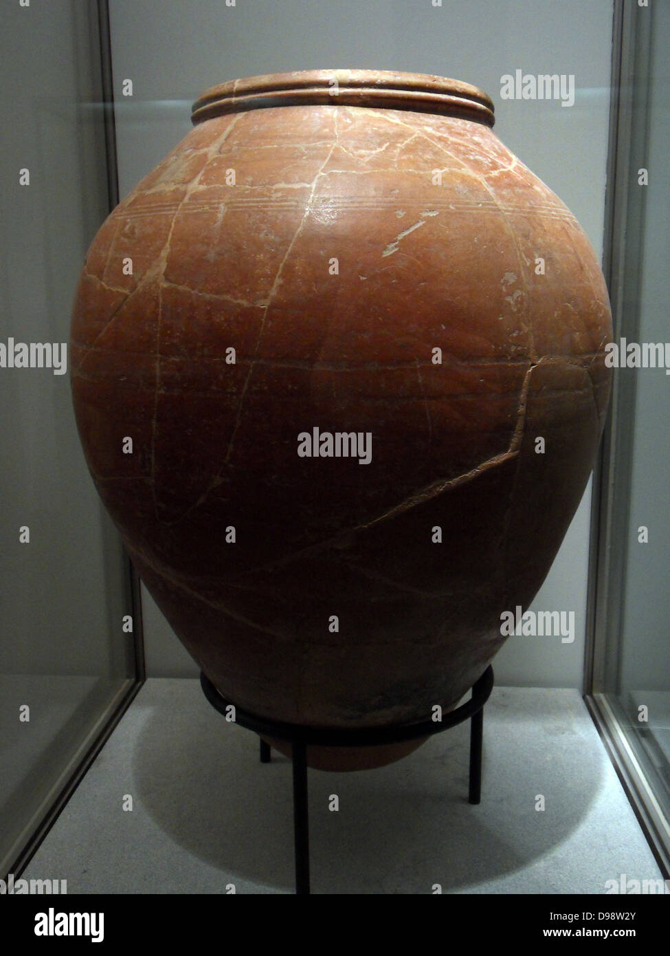 Großes Glas stammt aus Souttoukeny. 2. Jahrhundert vor Christus. Terrakotta aus Indien Stockfoto